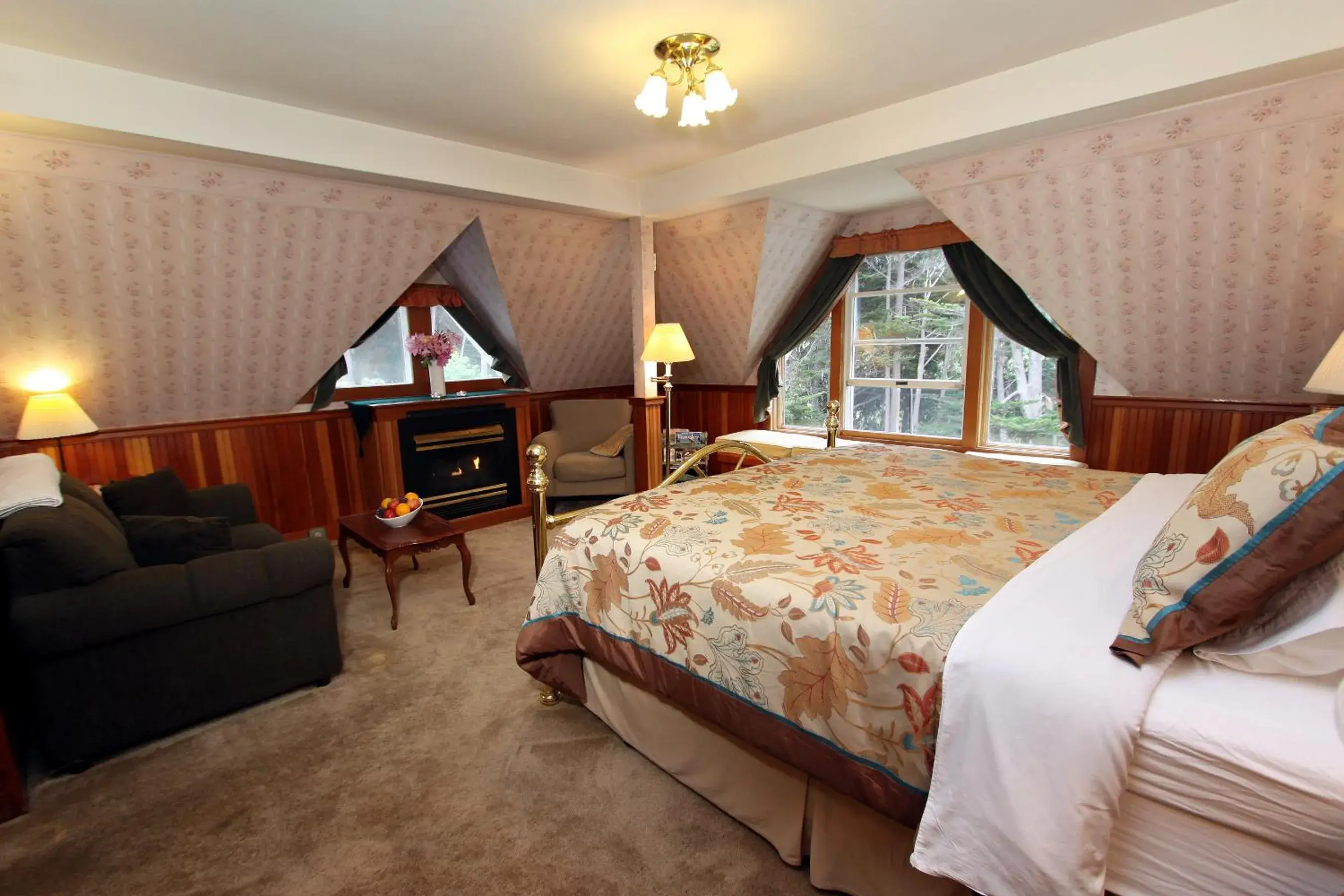 King Room with Garden View in Elk Cove Inn & Spa King Room with Garden View in Elk Cove Inn & Spa