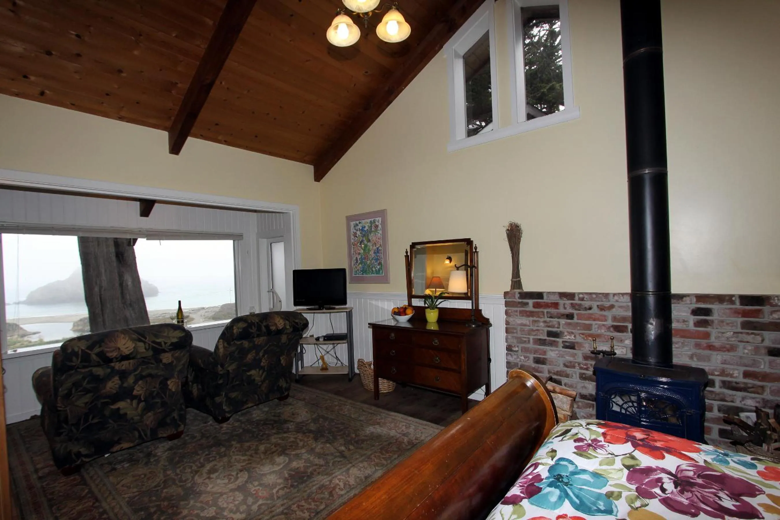 Seating area, Bed in Elk Cove Inn & Spa