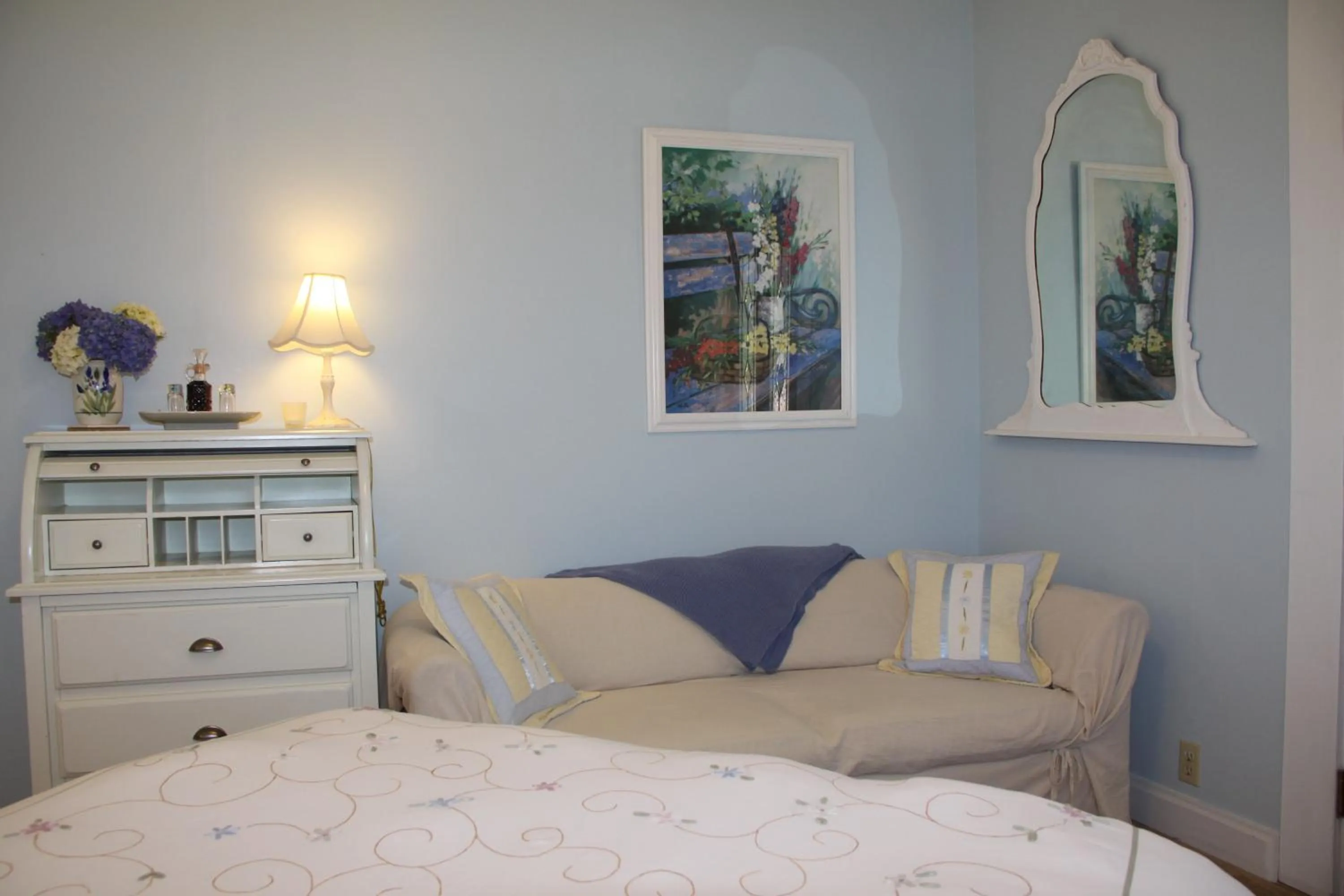 Seating area, Bed in Elk Cove Inn & Spa