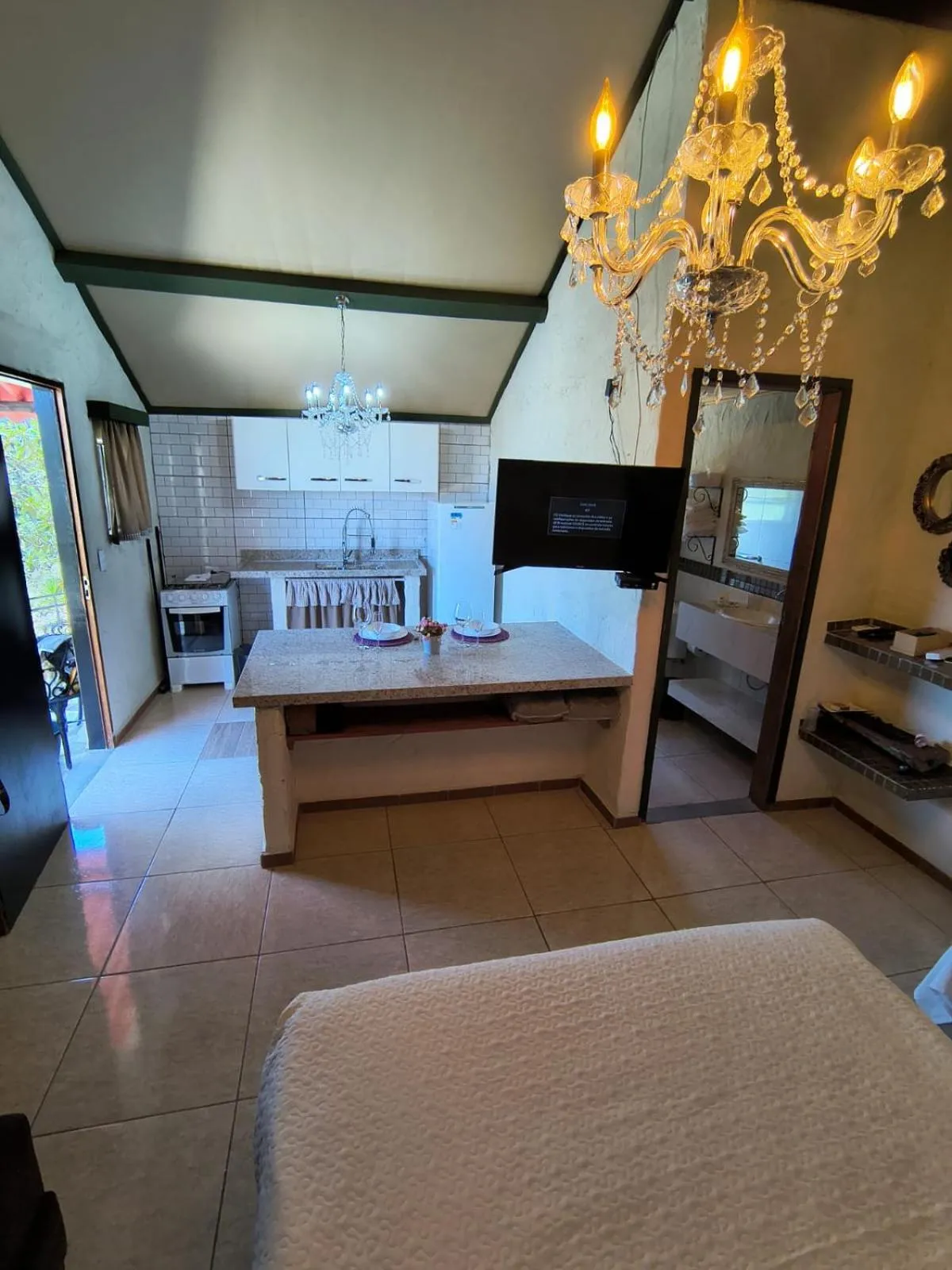 Kitchen or kitchenette, Bed in Pousada Chalé da Montanha São Thomé das Letras