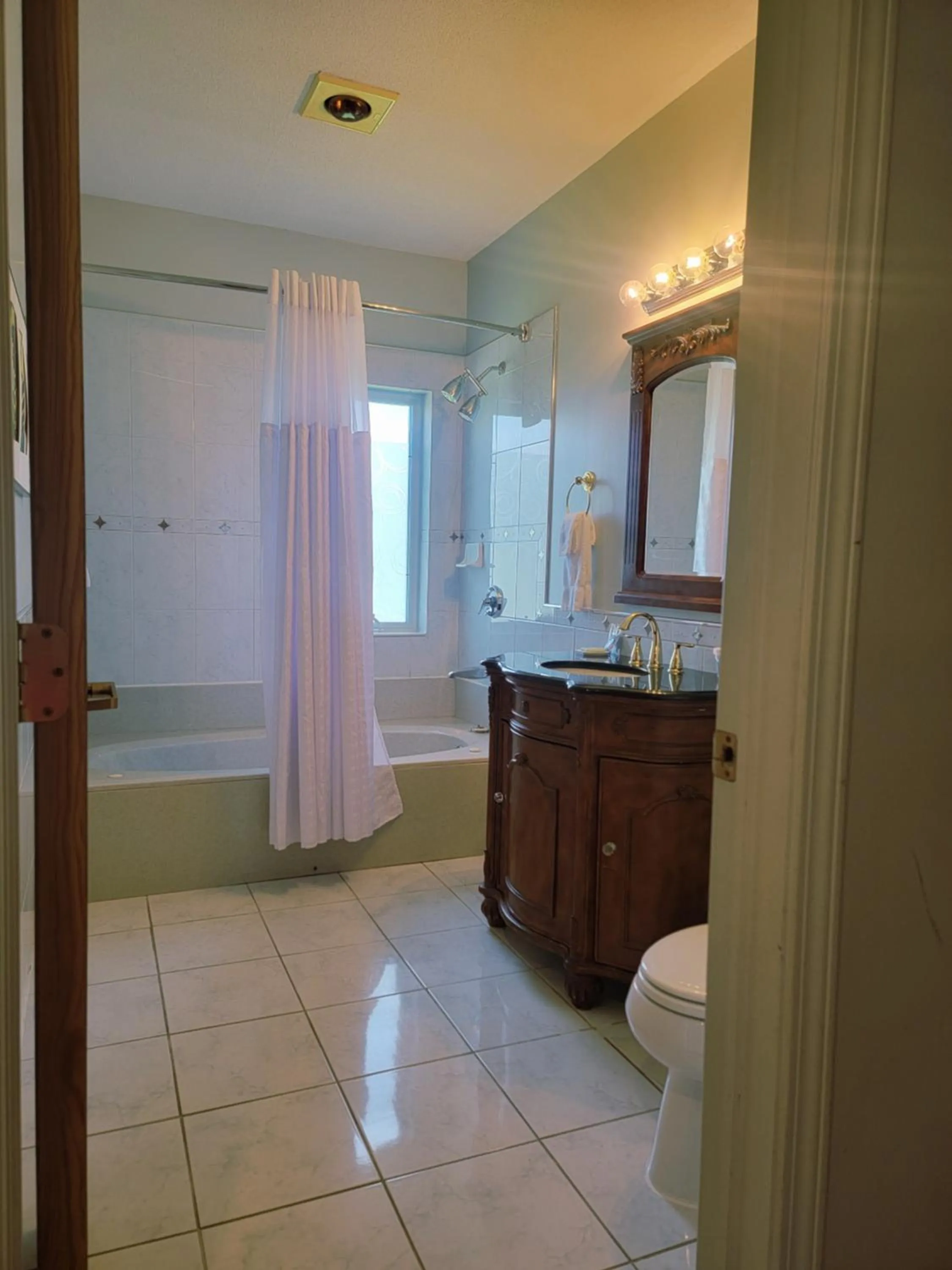 Bathroom in La Tourelle Inn & Spa
