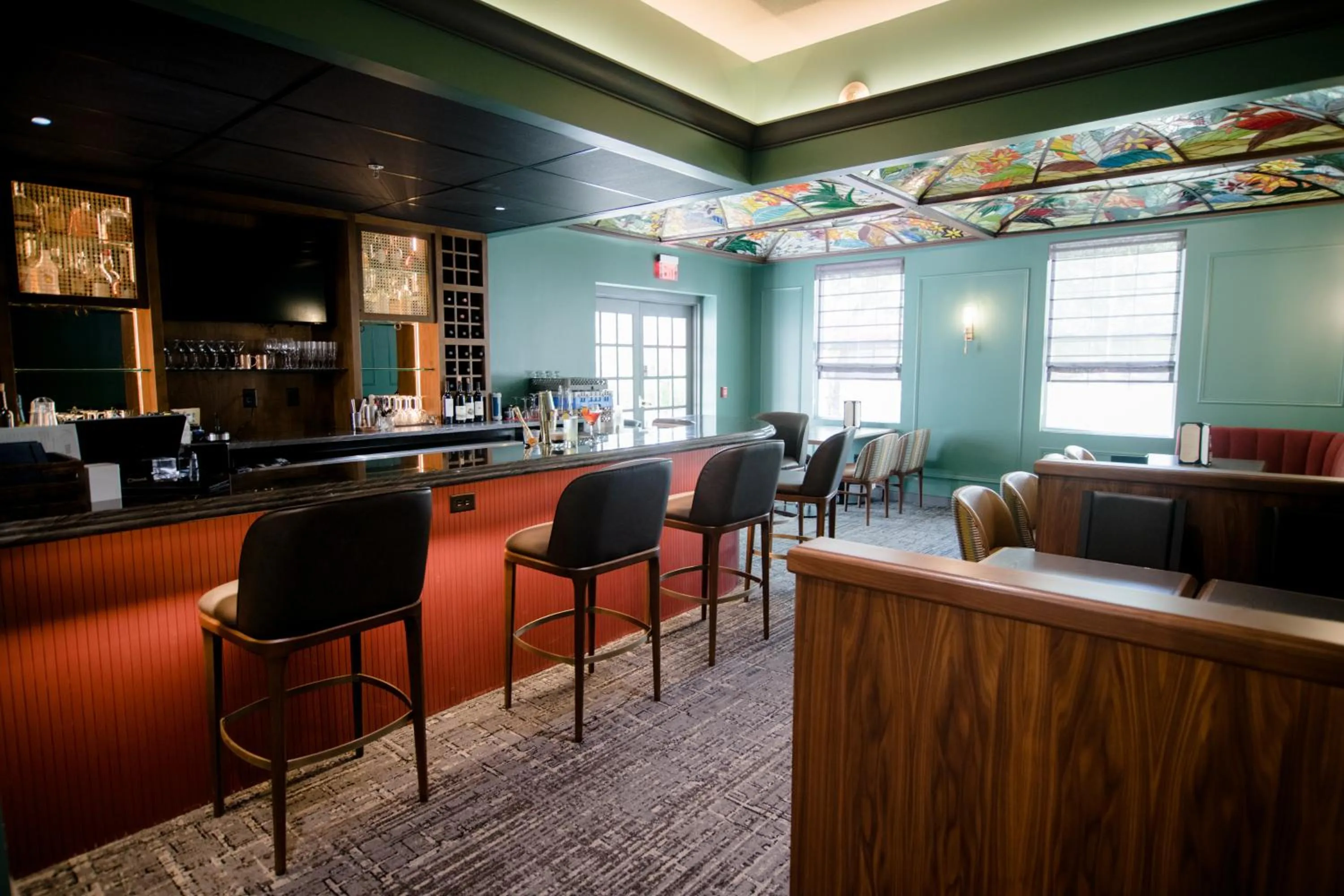 Lounge or bar in La Tourelle Inn & Spa