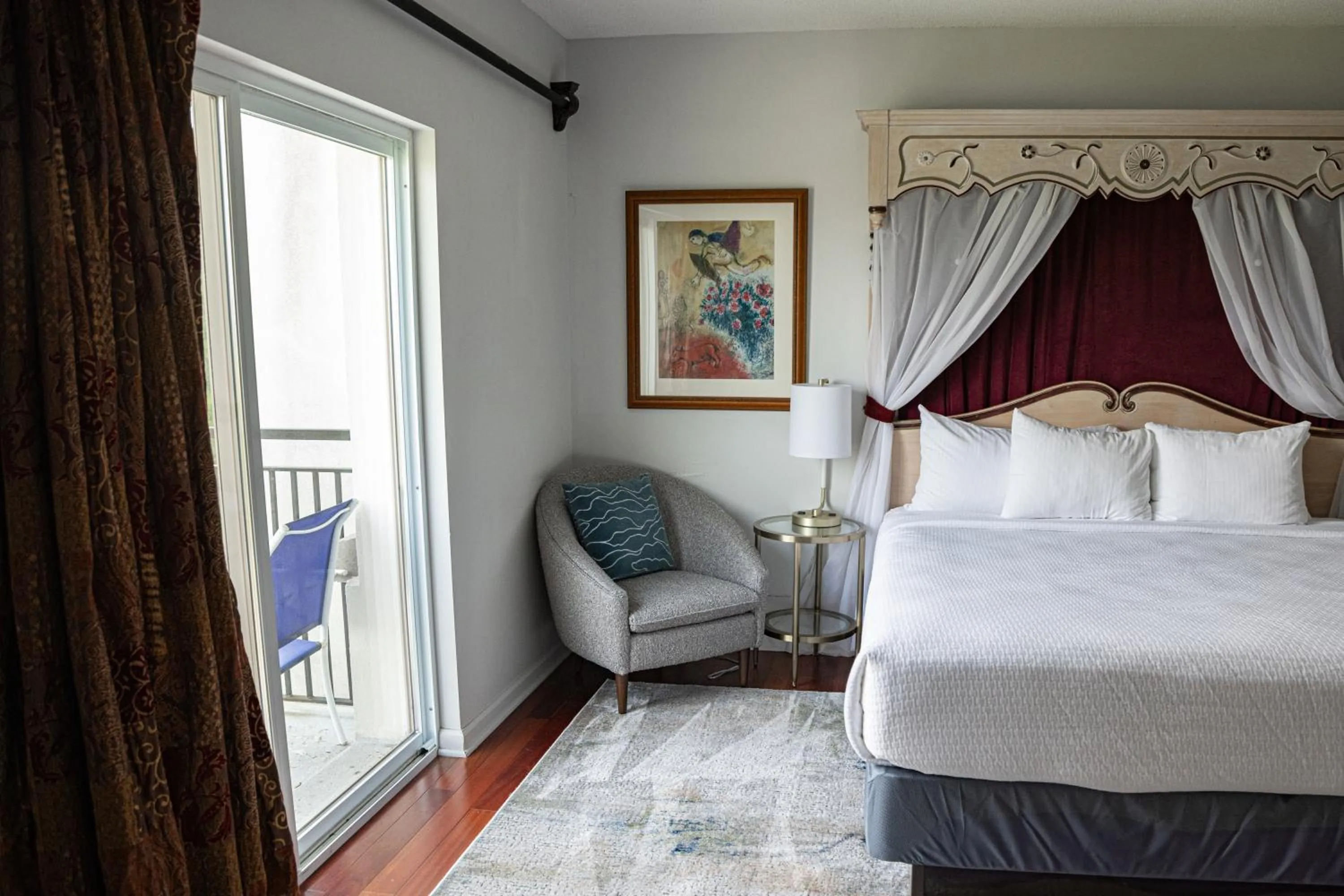 Seating area, Bed in La Tourelle Inn & Spa