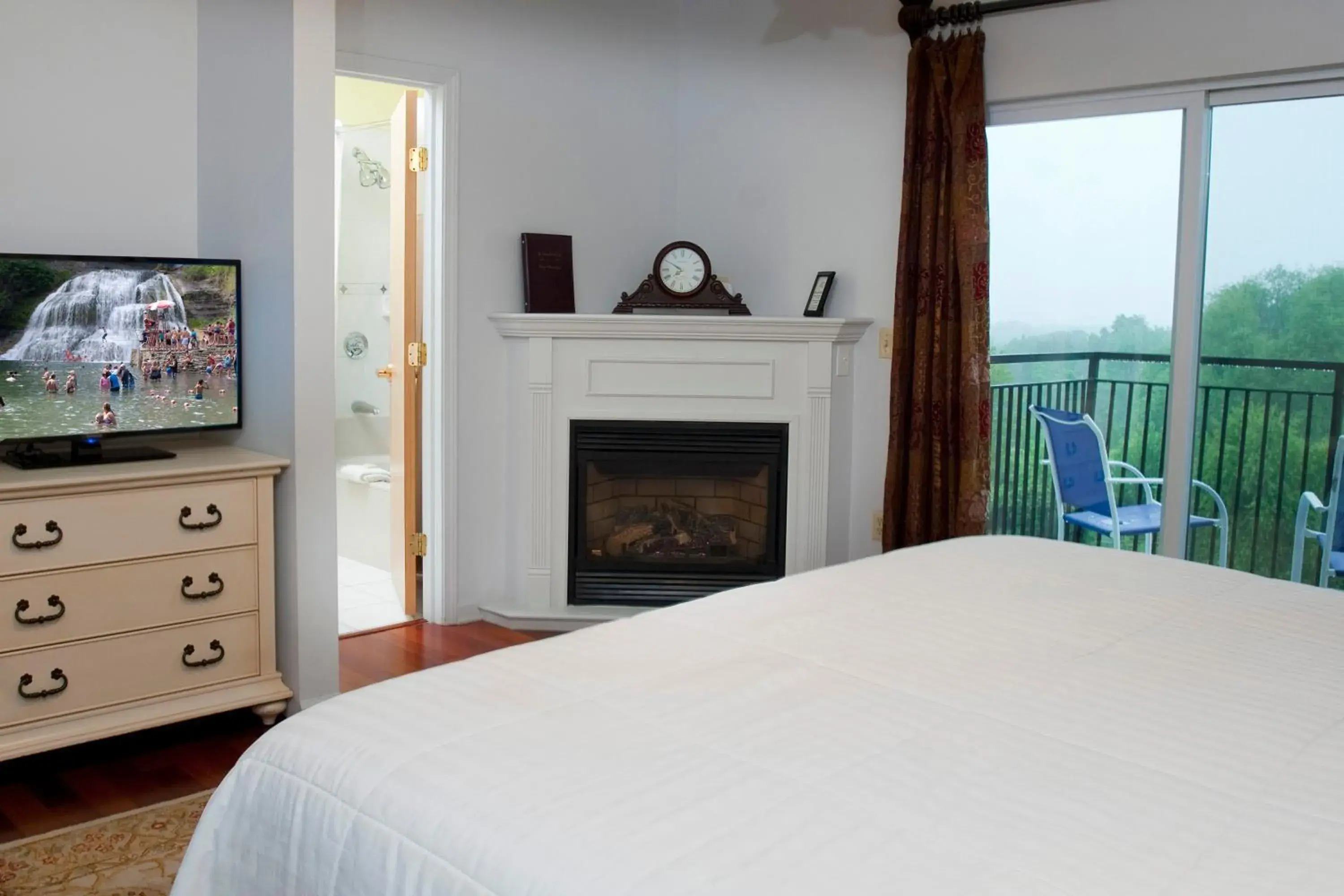 Photo of the whole room, Bed in La Tourelle Inn & Spa Photo of the whole room, Bed in La Tourelle Inn & Spa