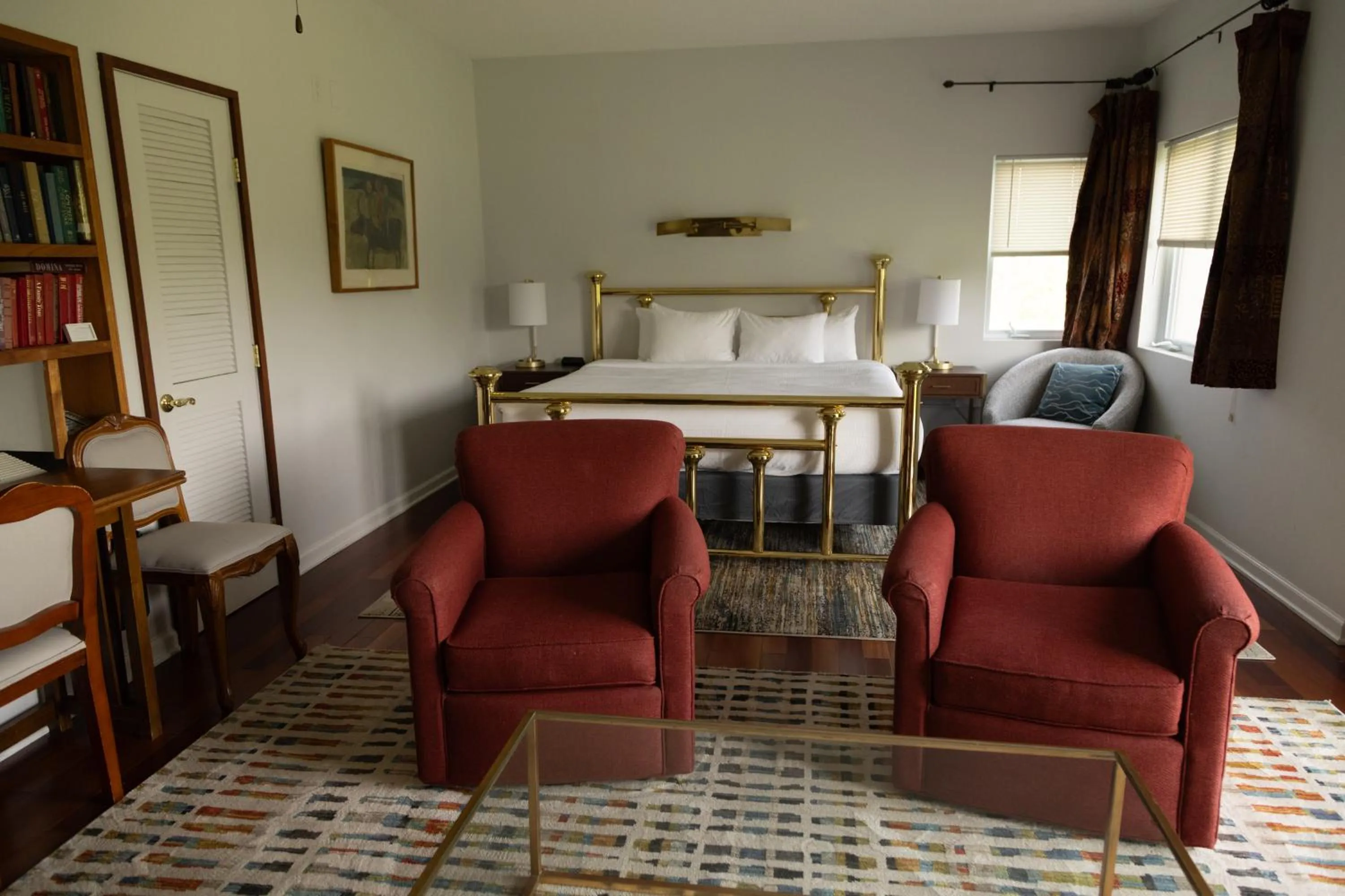 Seating area, Bed in La Tourelle Inn & Spa