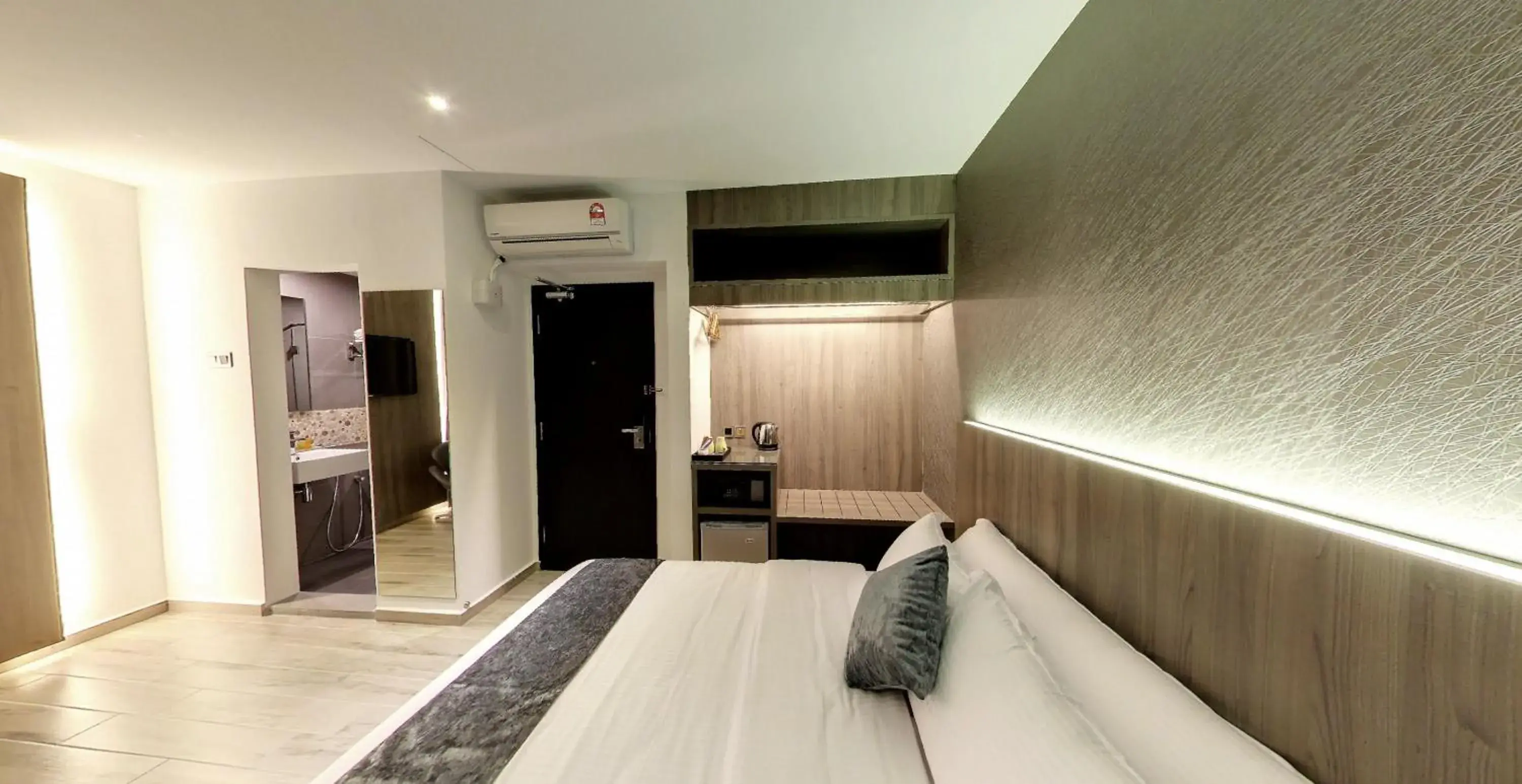 Coffee/tea facilities, Bed in Flora by Crossroads Hotel Coffee/tea facilities, Bed in Flora by Crossroads Hotel