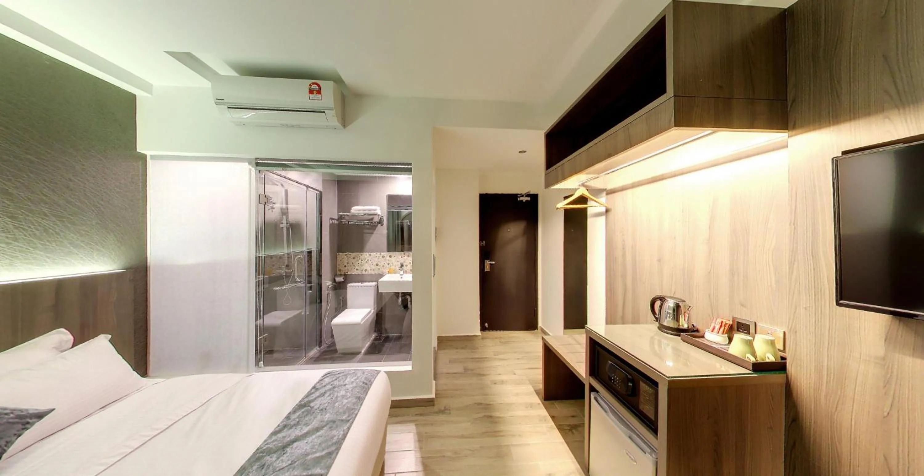 Coffee/tea facilities in Flora by Crossroads Hotel