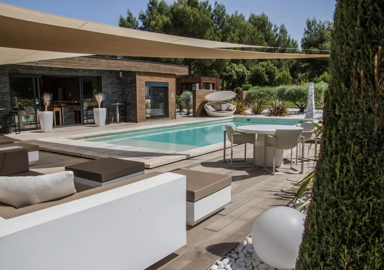 Pool view in Mas des Cigales