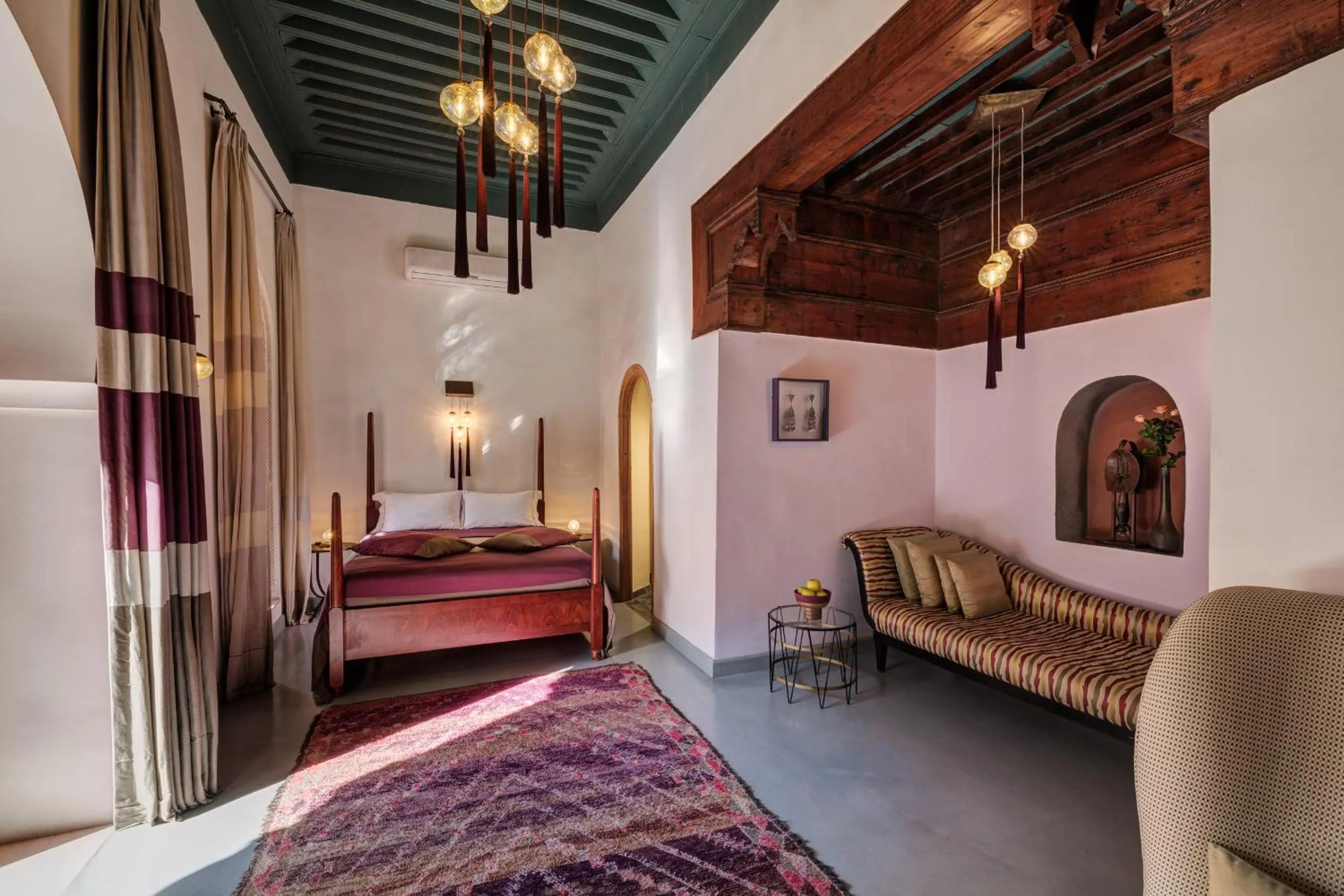 Seating area, Bed in Riad Siwan