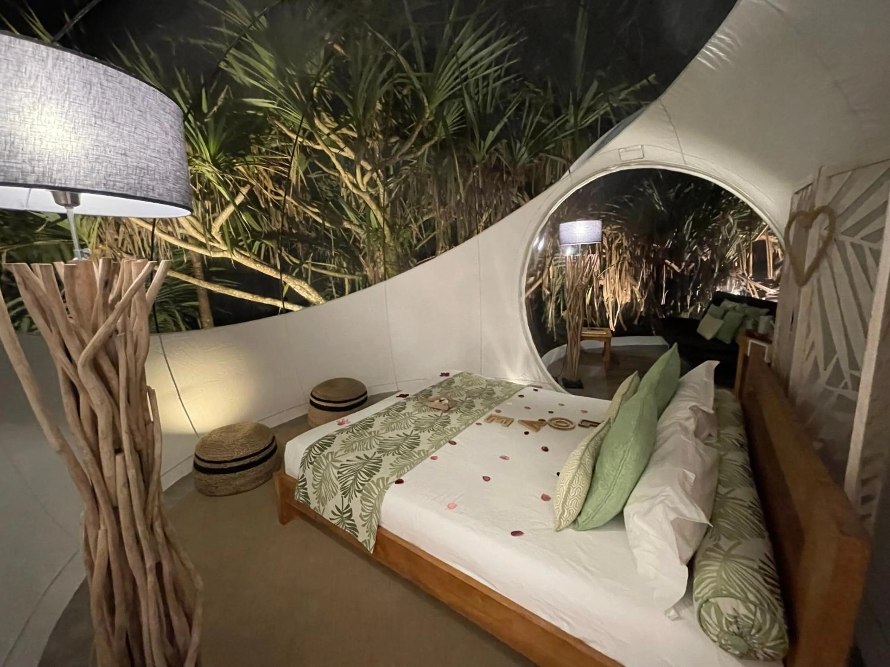 Photo of the whole room, Bed in Bubble Lodge Bois Chéri Plantation