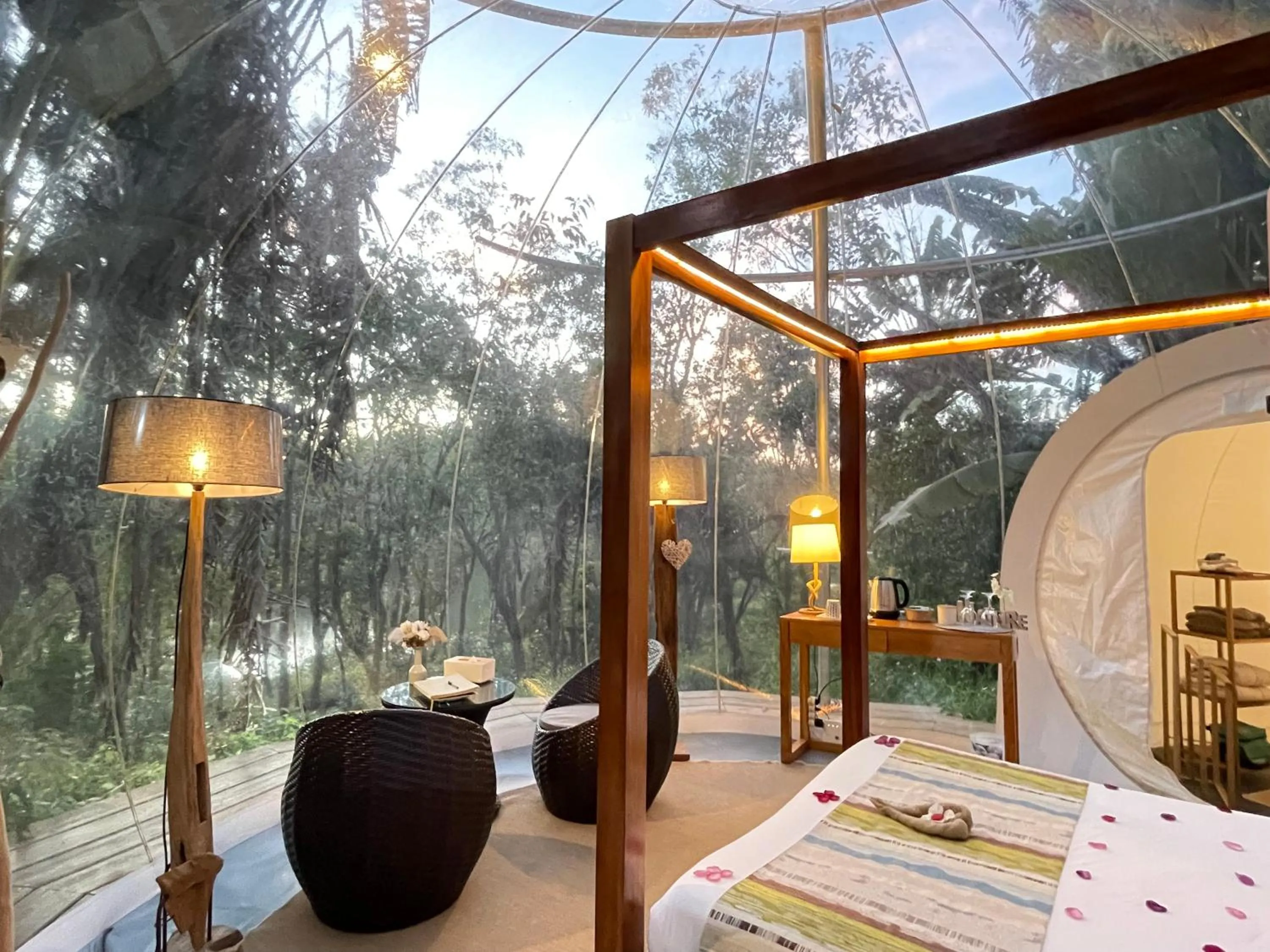 Photo of the whole room, Bed in Bubble Lodge Bois Chéri Plantation