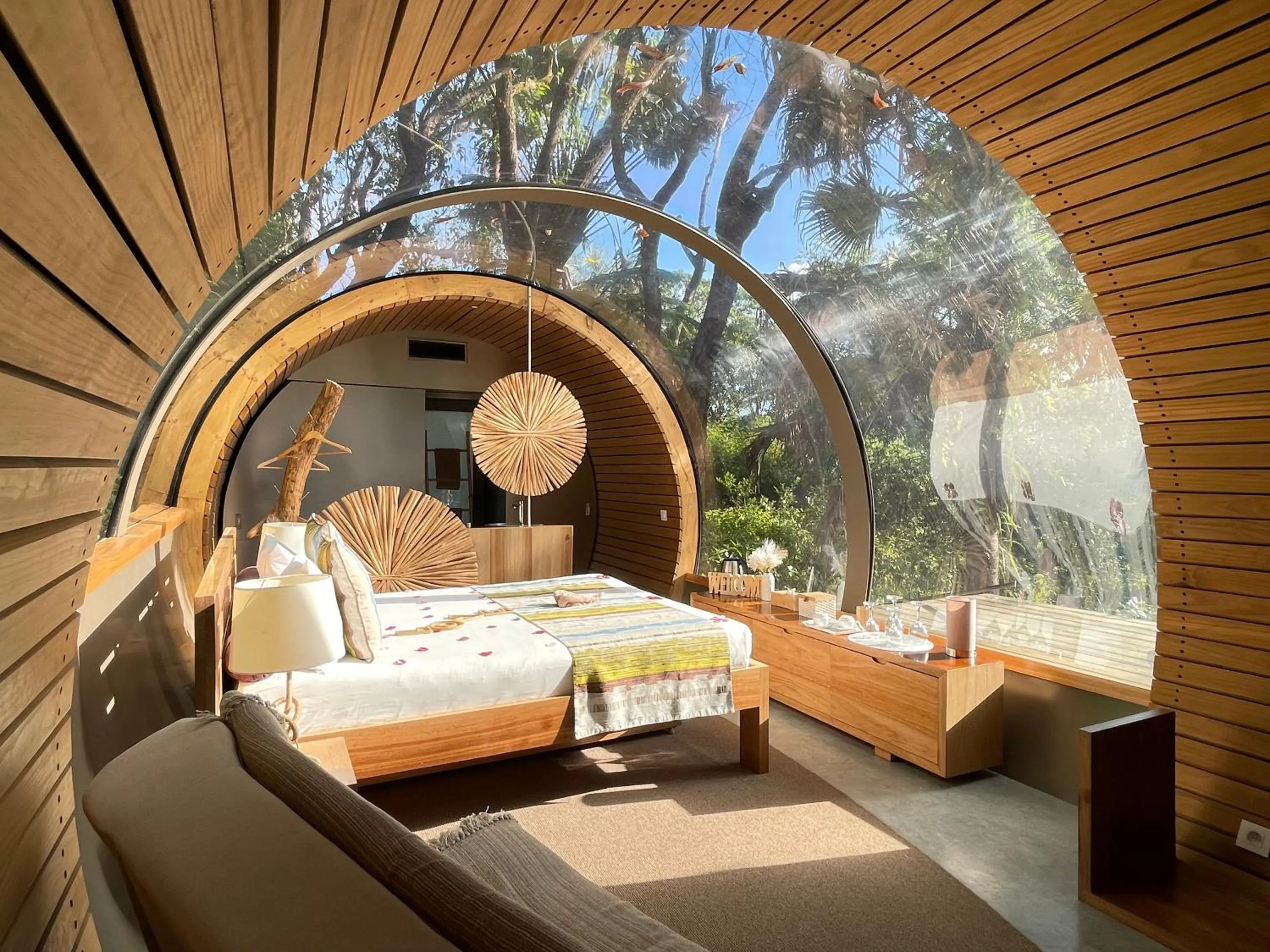 Photo of the whole room, Bed in Bubble Lodge Bois Chéri Plantation