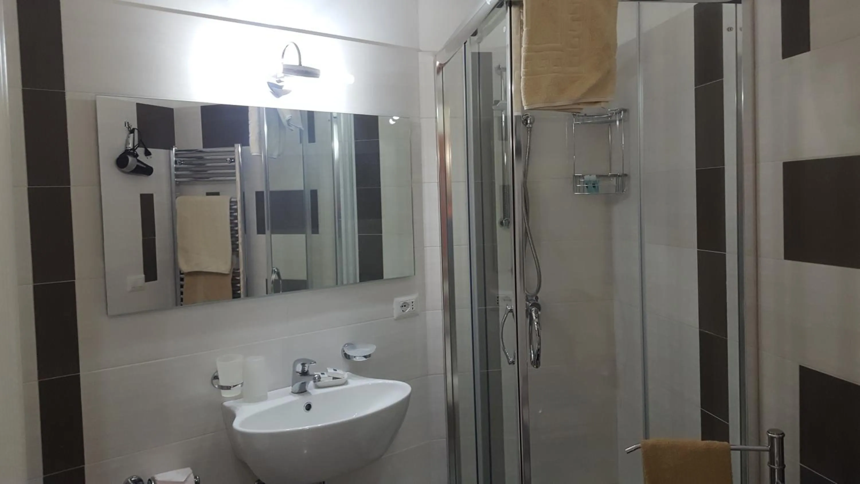 Shower in B&B Villa Letizia