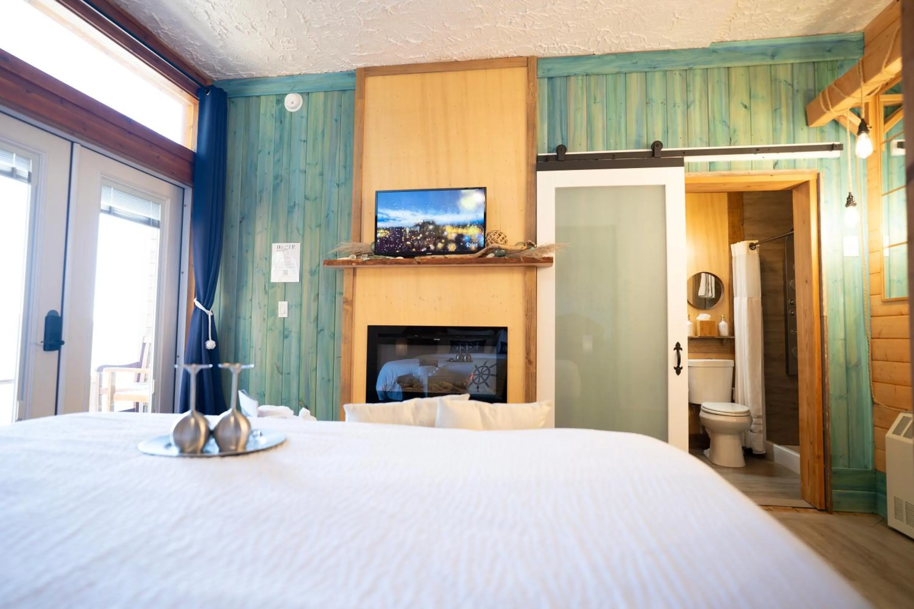 Bed in Homer Inn & Spa