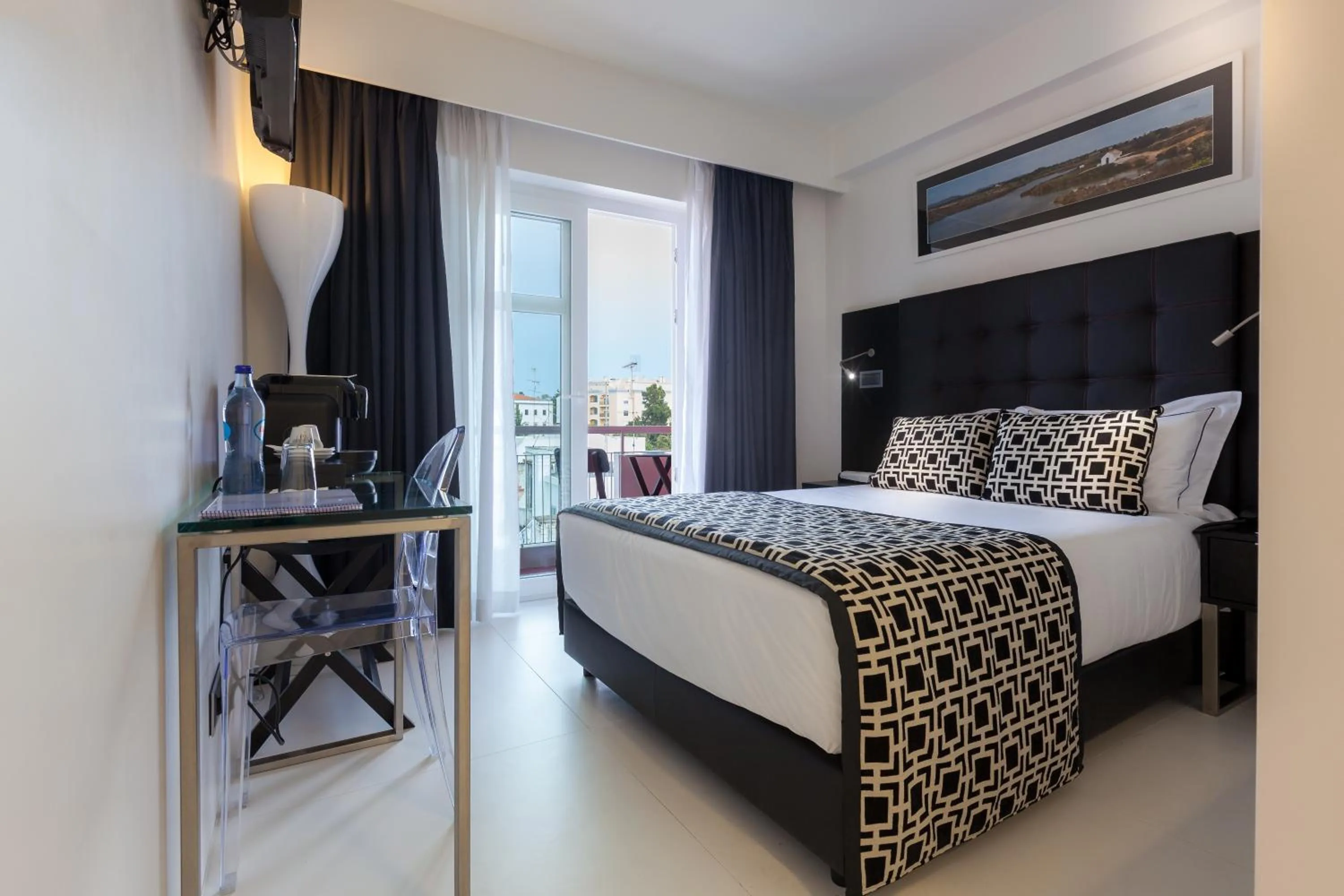 Coffee/tea facilities, Bed in Faro Boutique Hotel