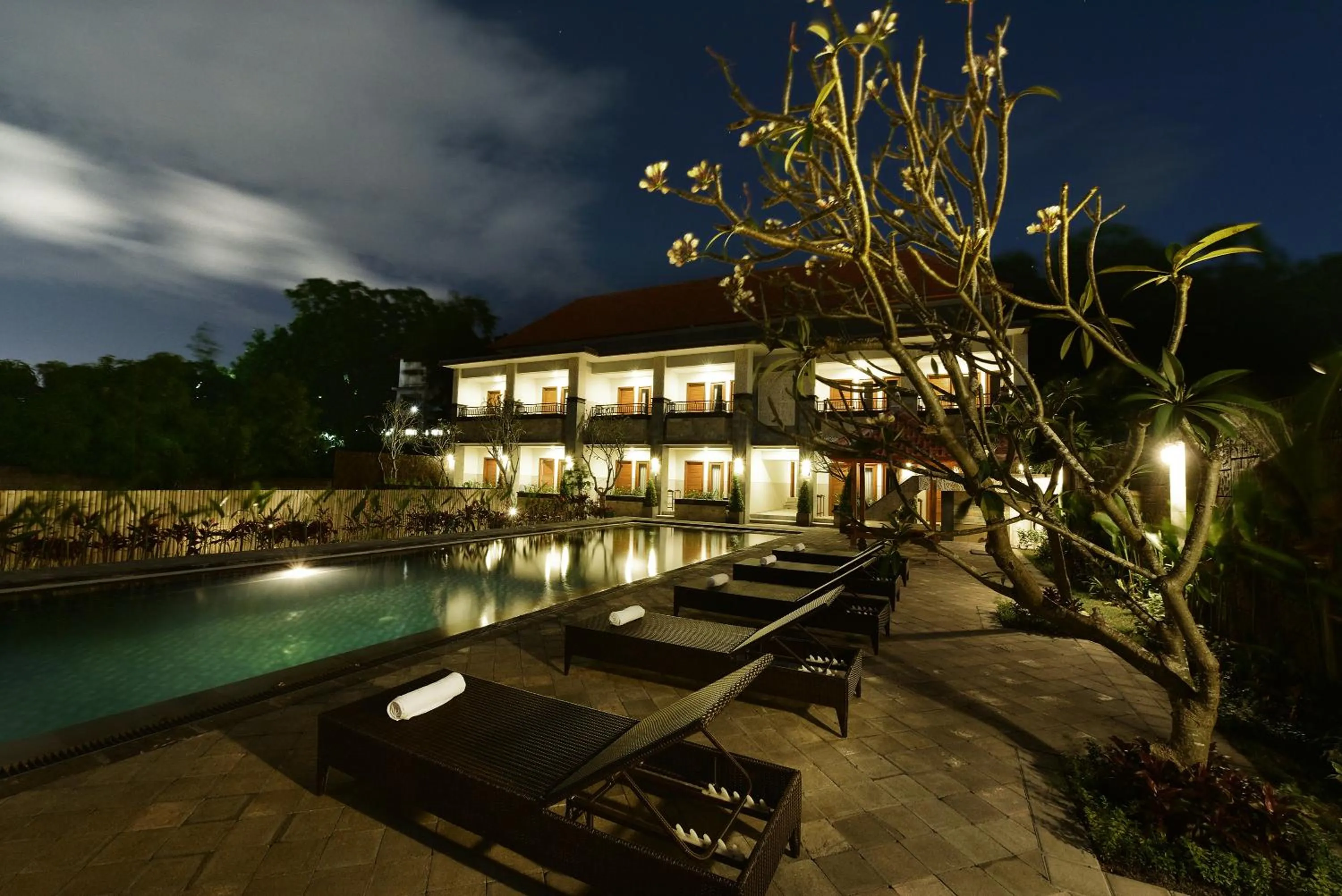 Pool view in Le Lima