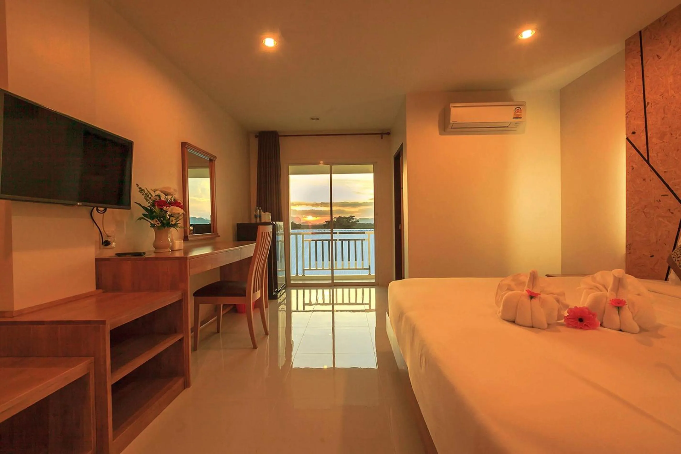 Photo of the whole room, Bed in JS Residence Krabi