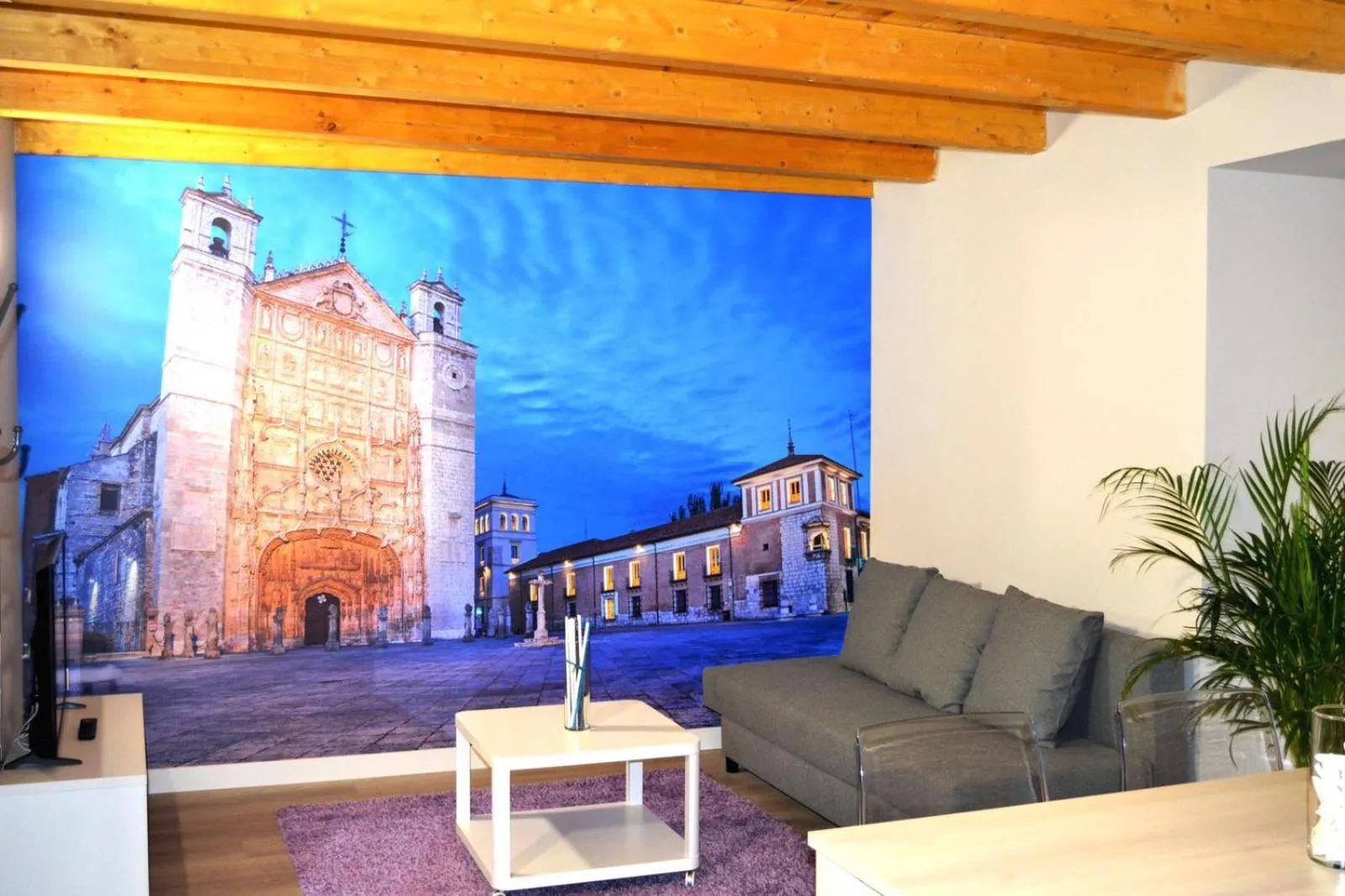 Dining area in Apartamentos GO - Leopoldo Cano Center