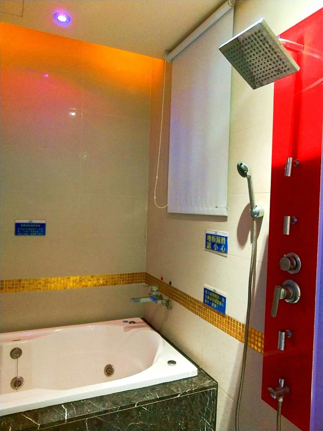 Hot Tub in 正一經典汽車商務旅館2館-台東縣旅館119號