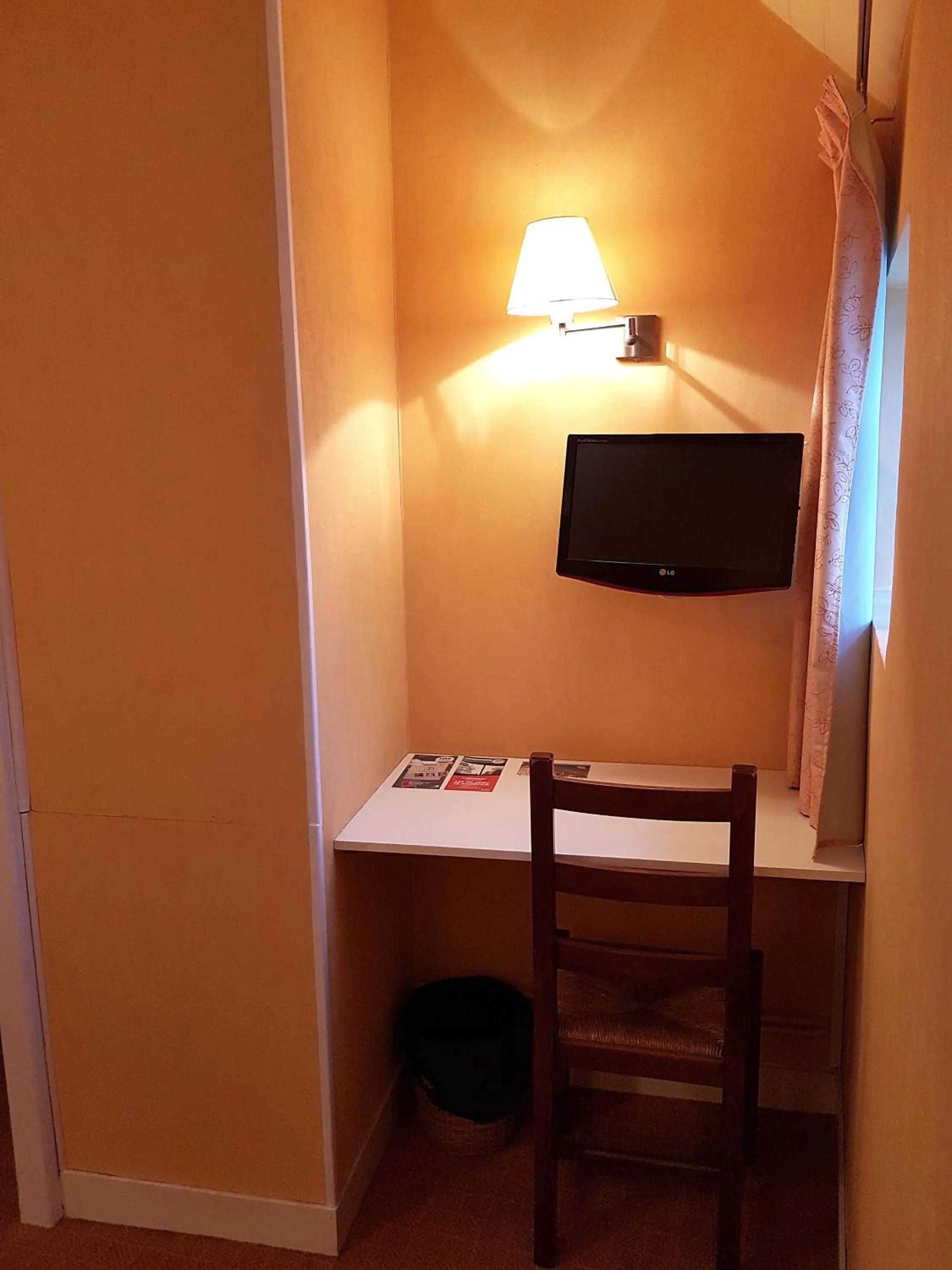 TV/Entertainment Center in Le Mogador