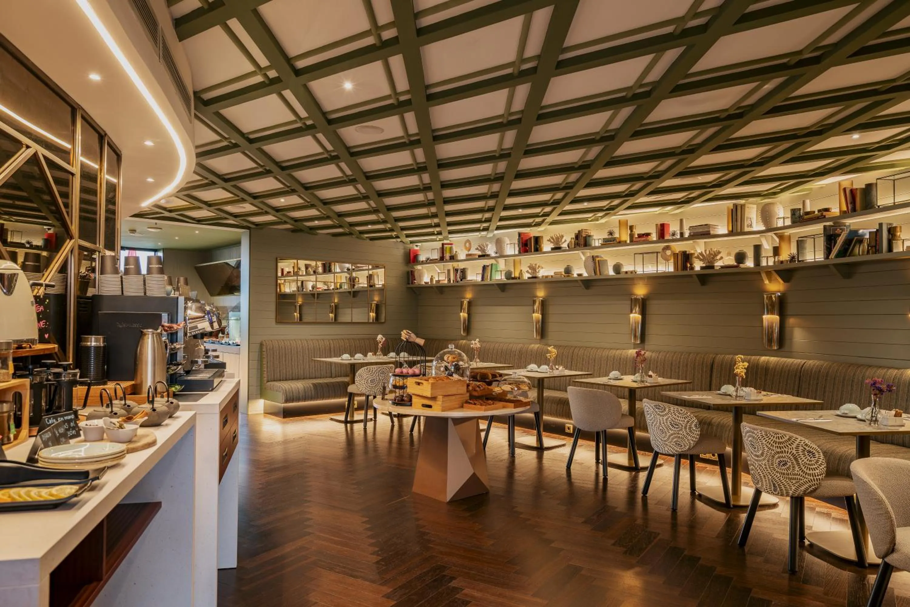 Restaurant/places to eat in Vincci Mae