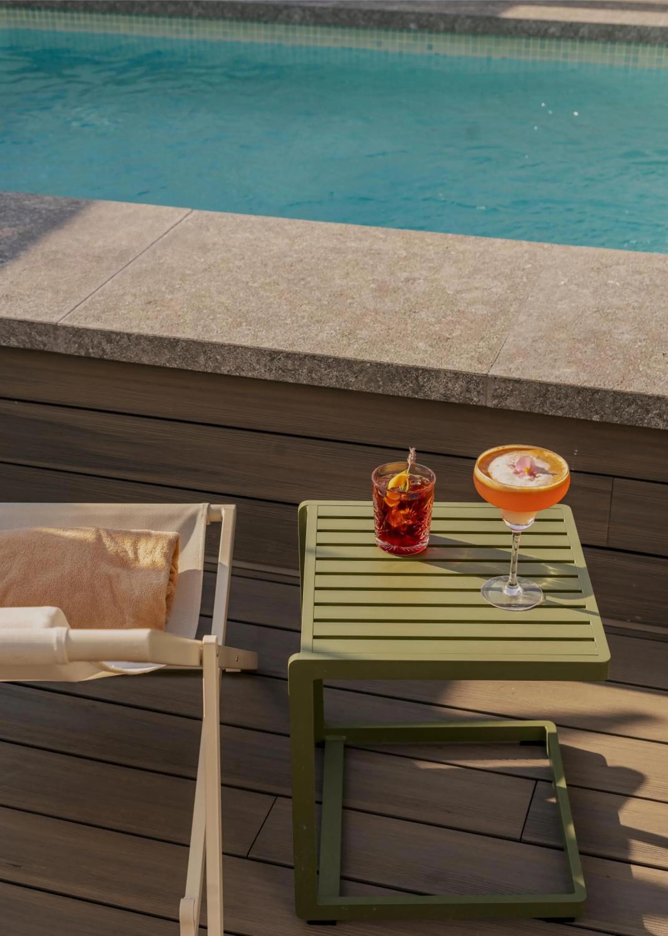 Swimming pool in Vincci Mae