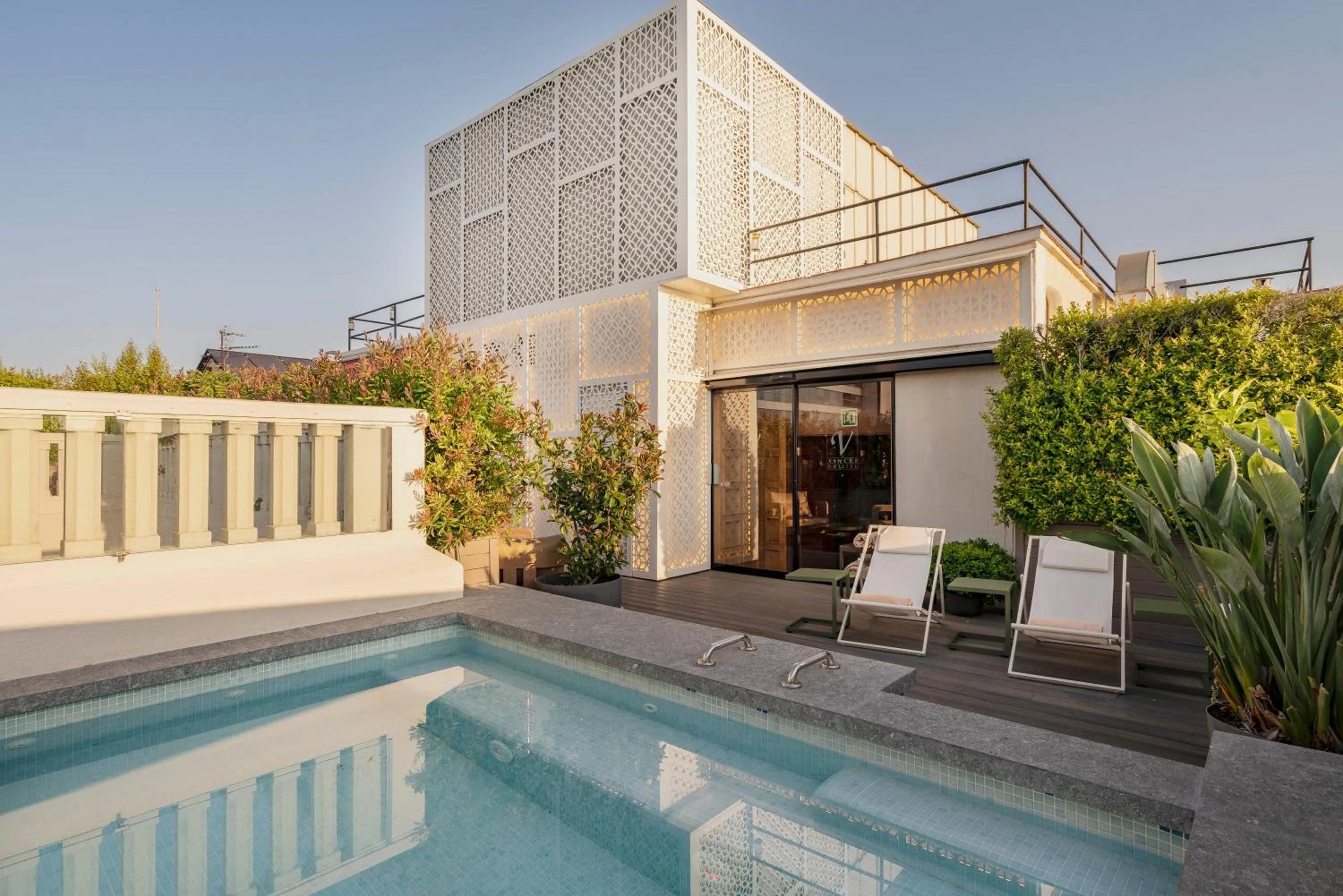 Swimming pool in Vincci Mae