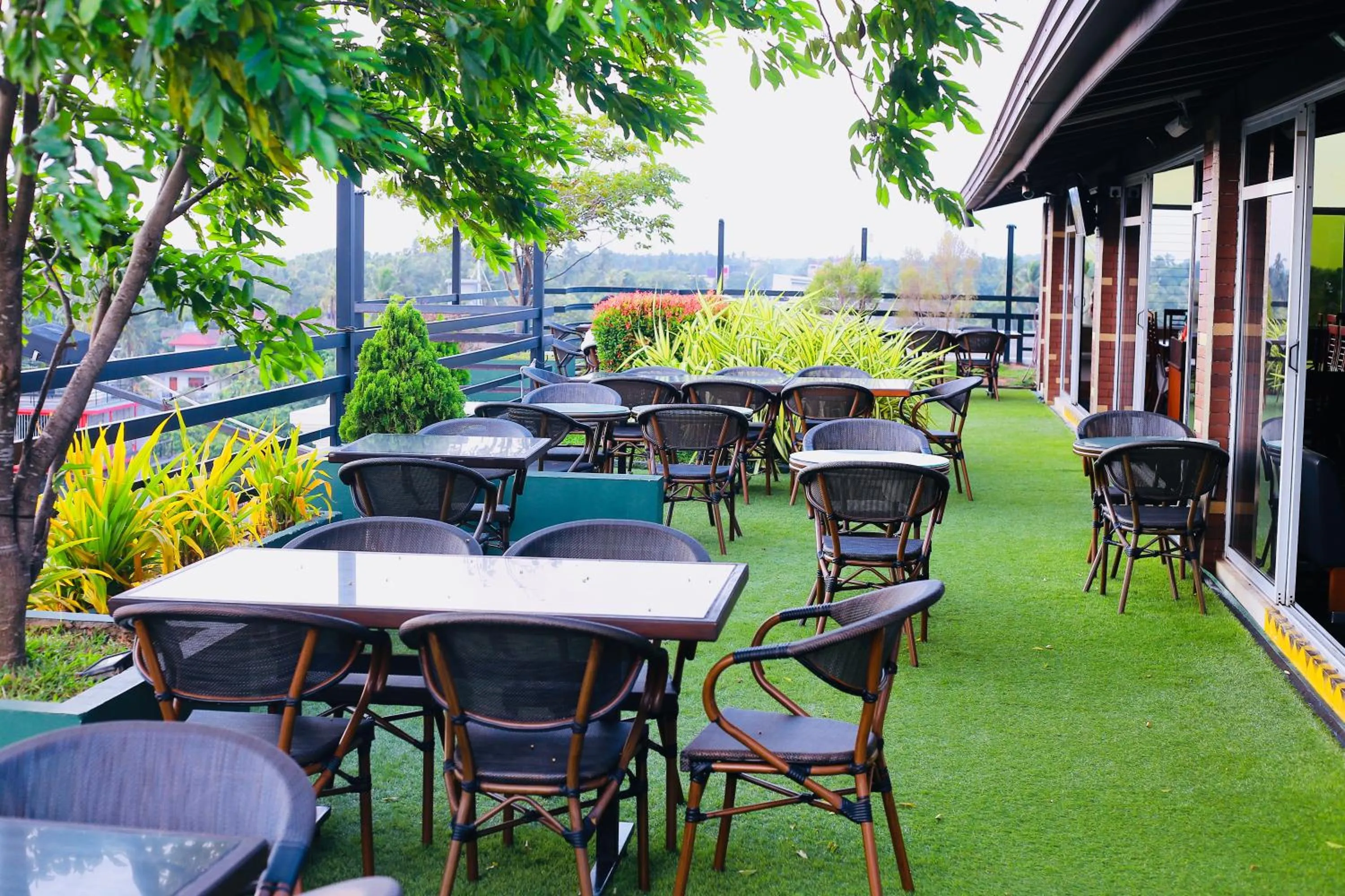 Restaurant/places to eat in Sasha Transit Hotel