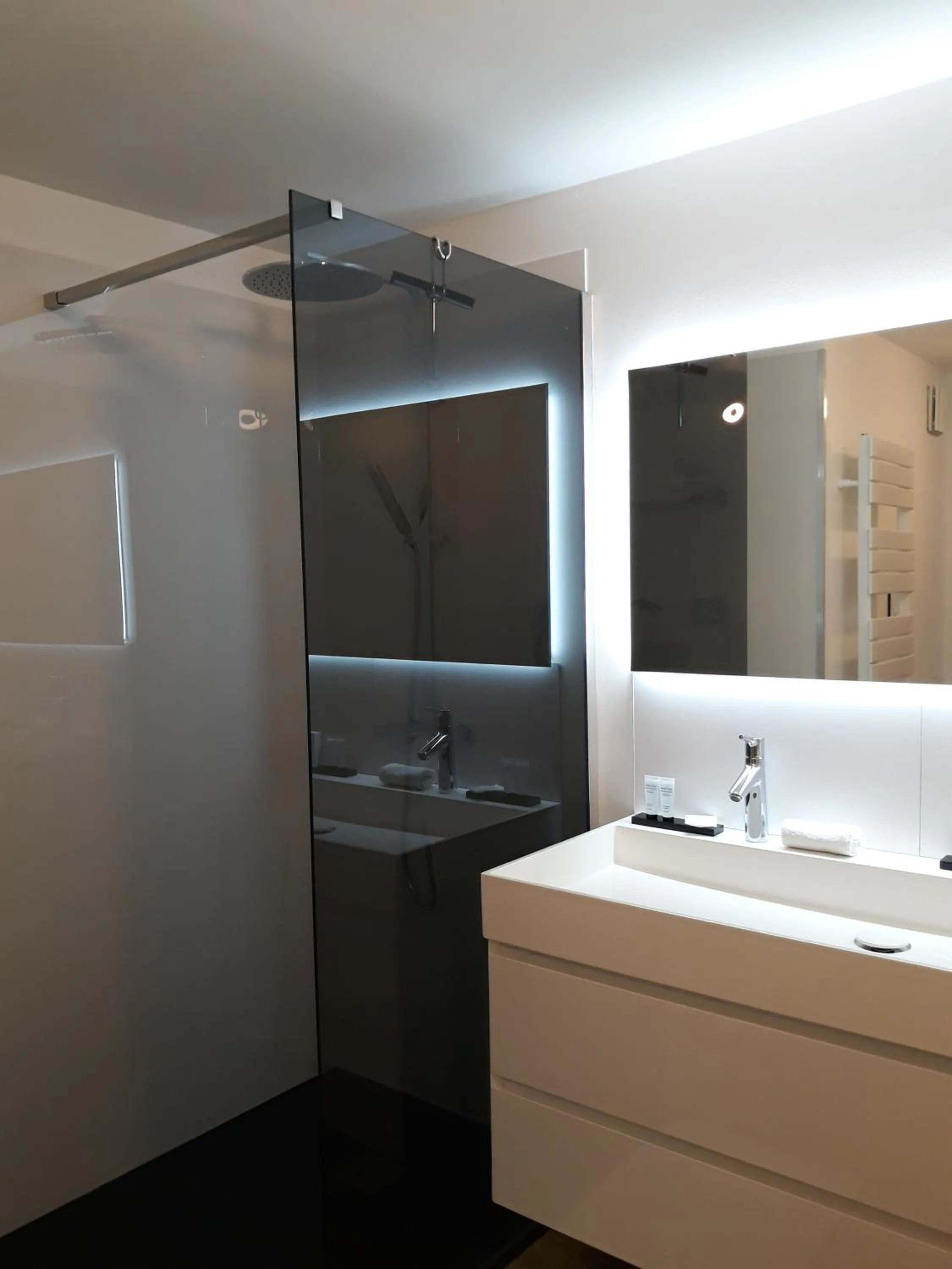 Shower in Table et chambre particulière