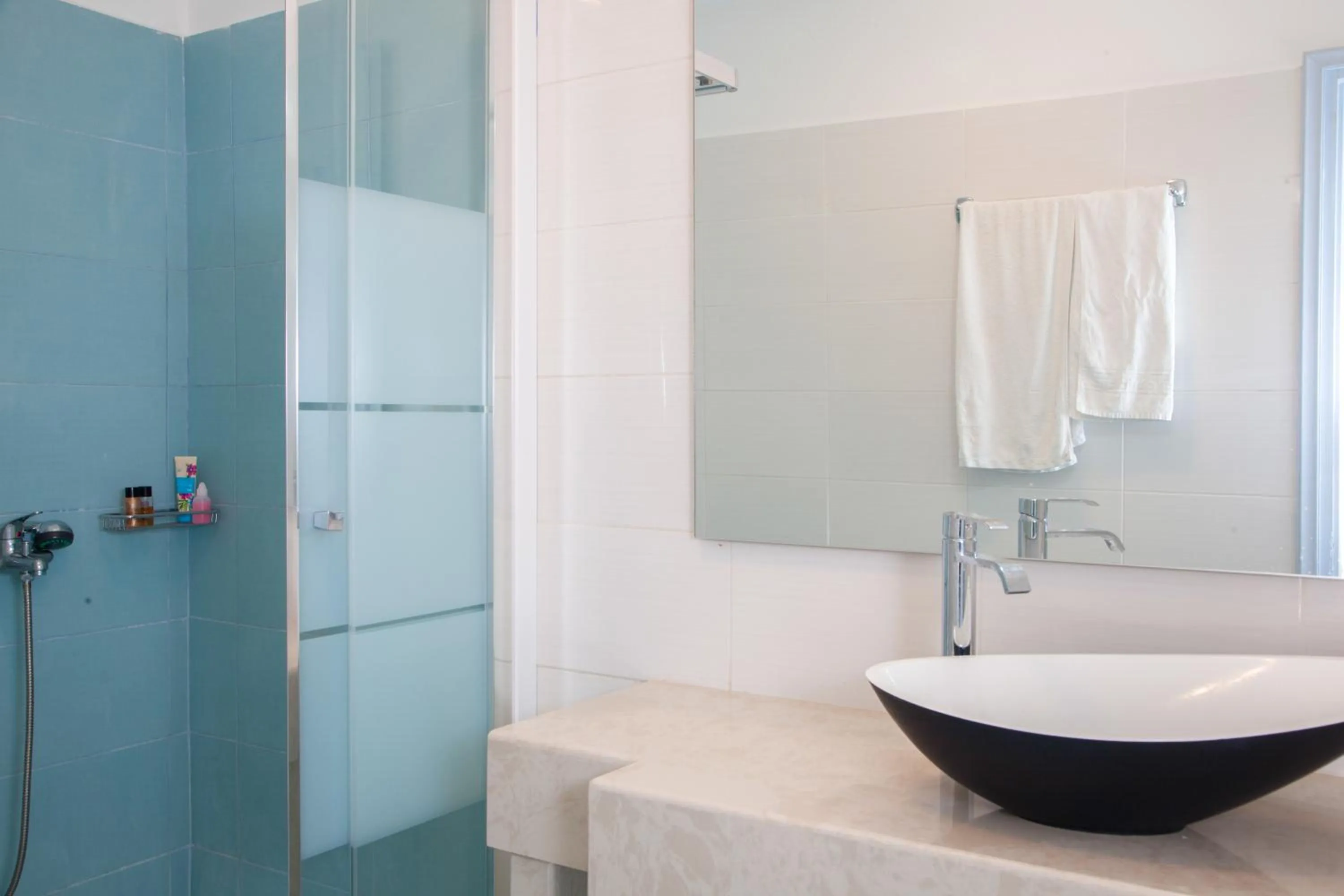 Shower in Luna Rossa Santorini