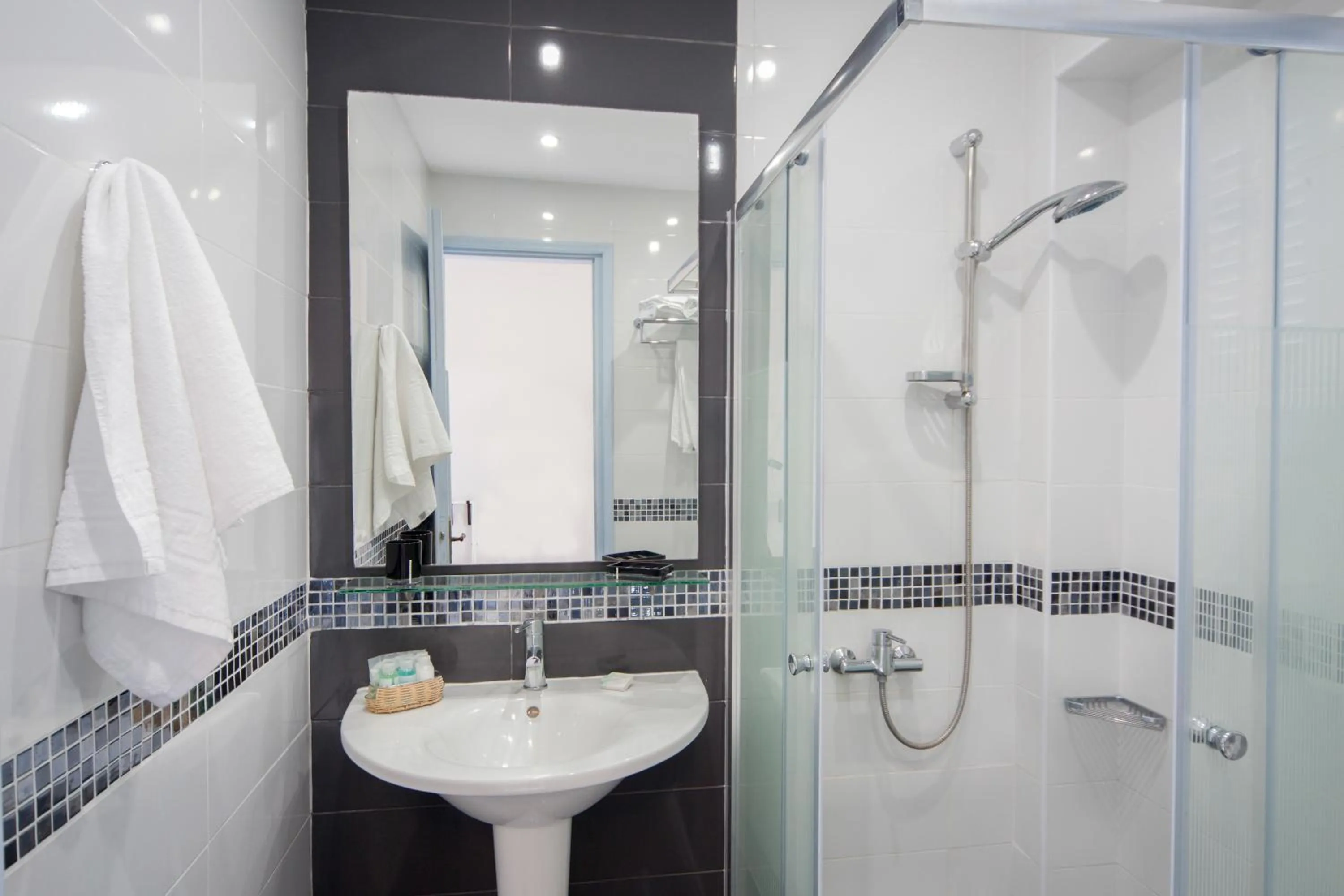 Shower in Luna Rossa Santorini