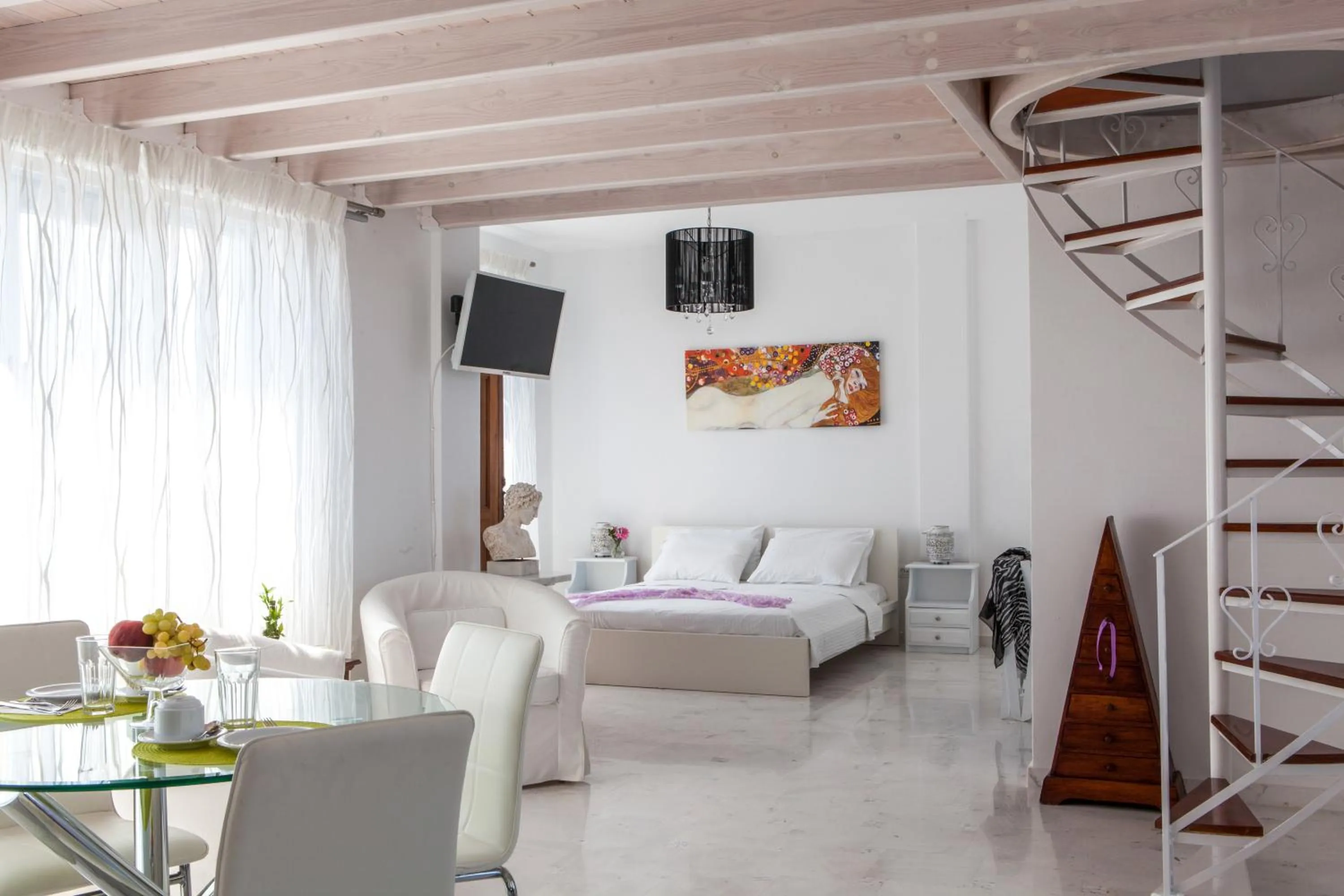 Bed in Luna Rossa Santorini