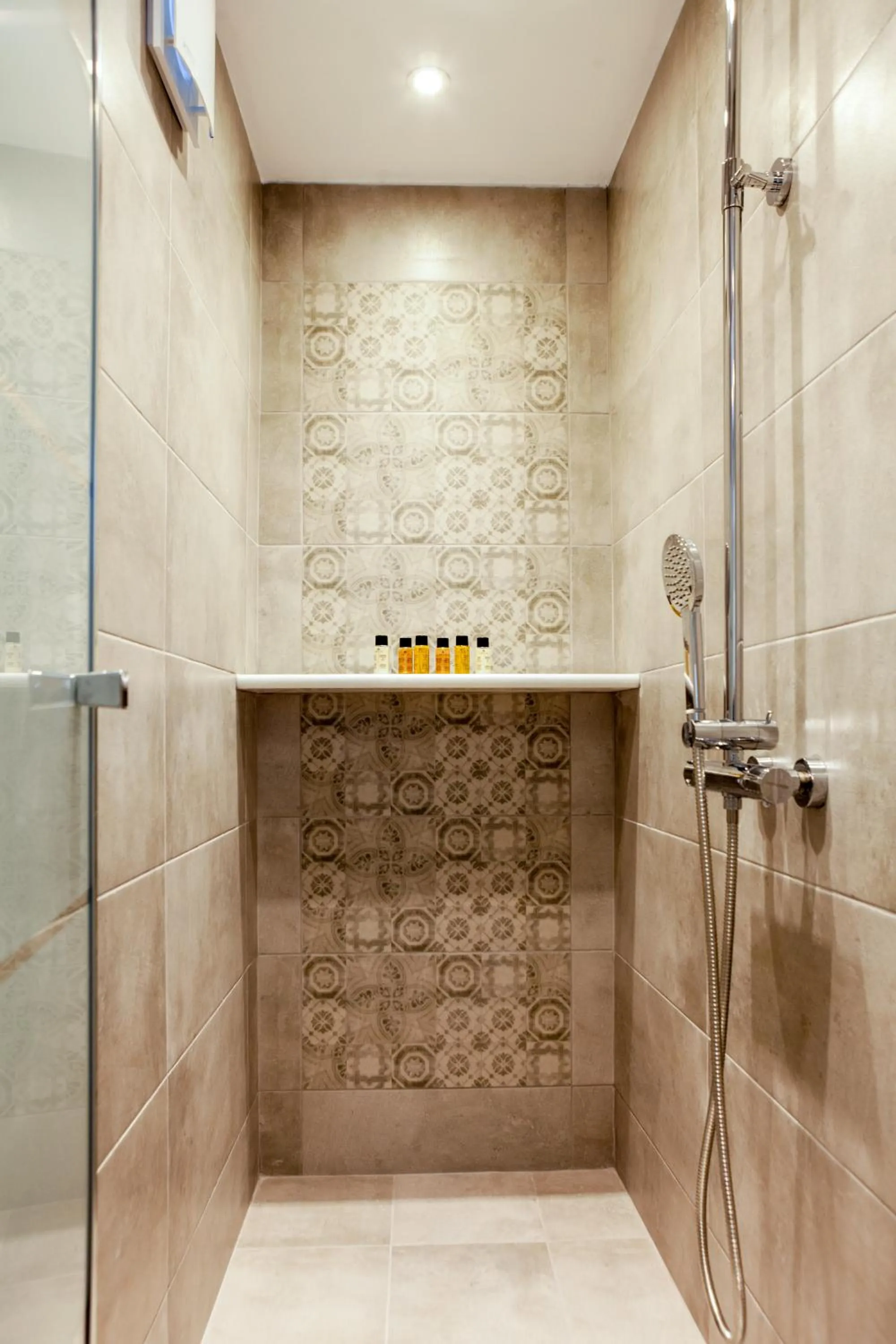 Shower in Luna Rossa Santorini