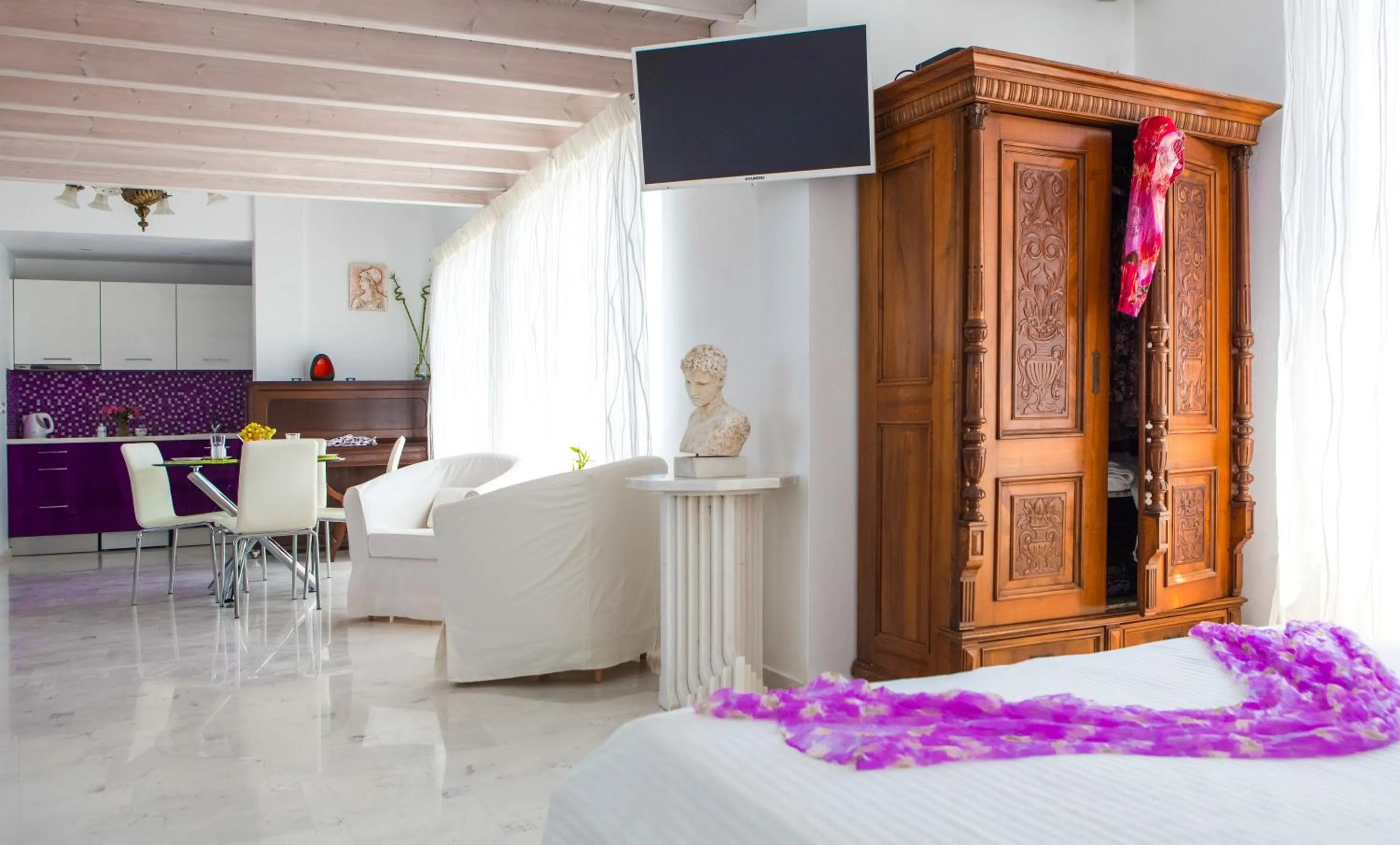 Bed in Luna Rossa Santorini