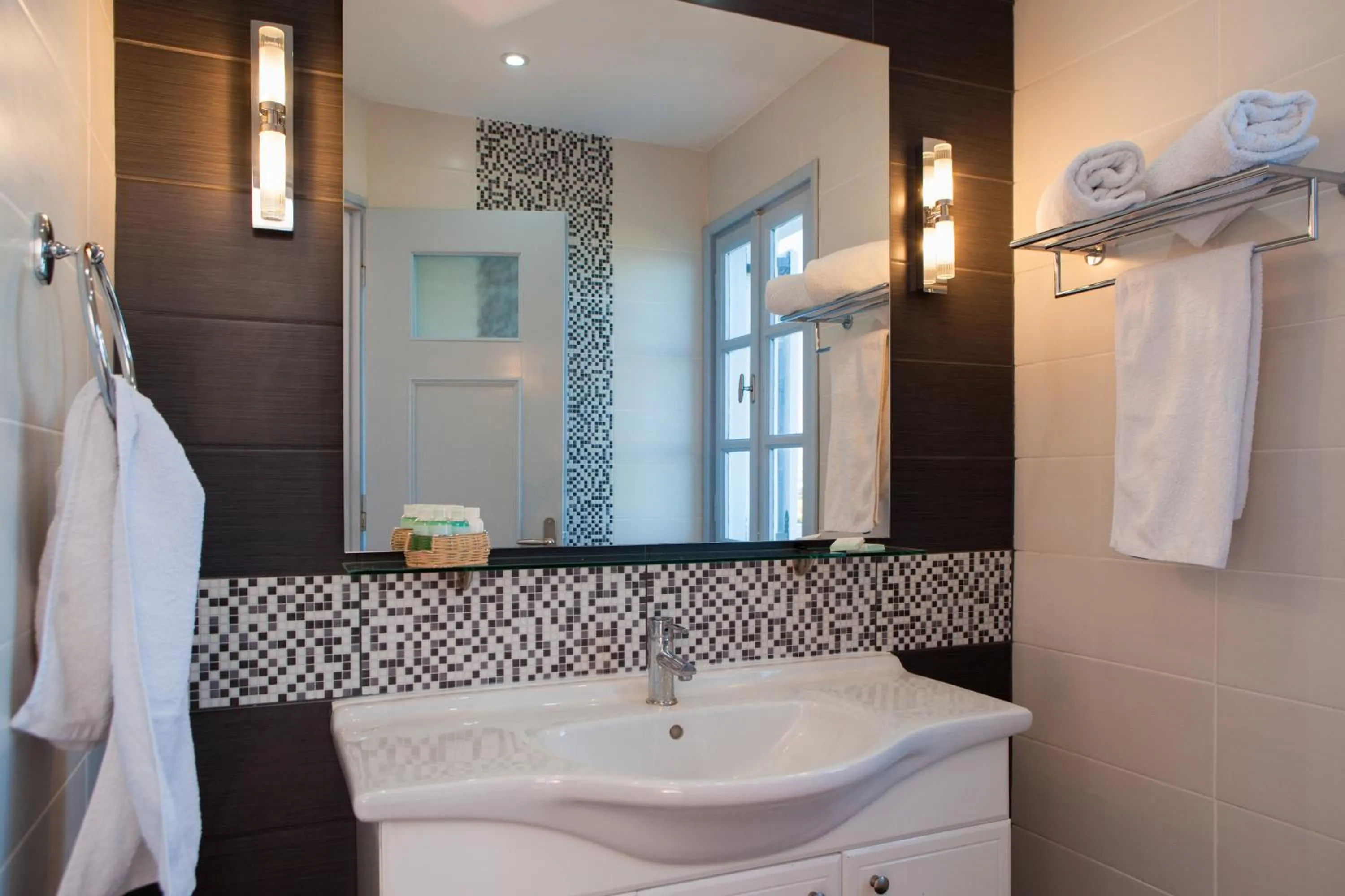 Bathroom in Luna Rossa Santorini