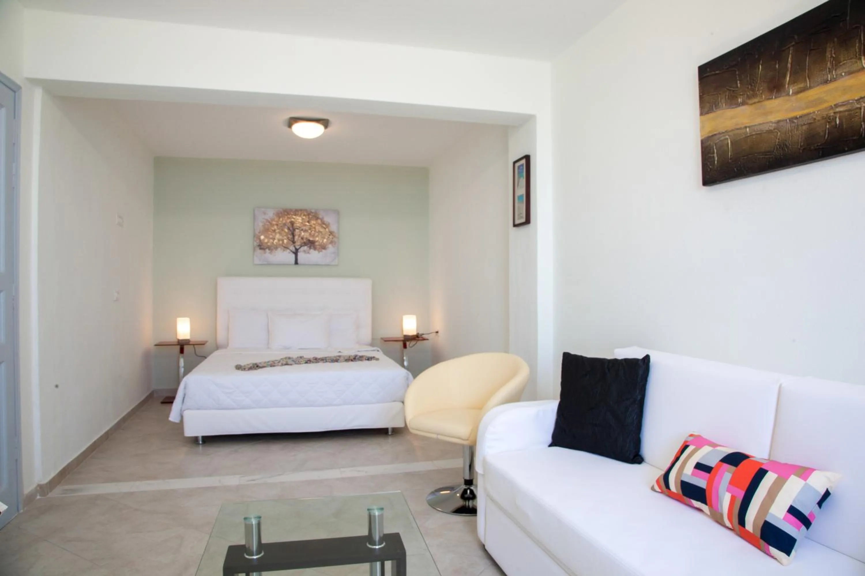 Photo of the whole room, Bed in Luna Rossa Santorini