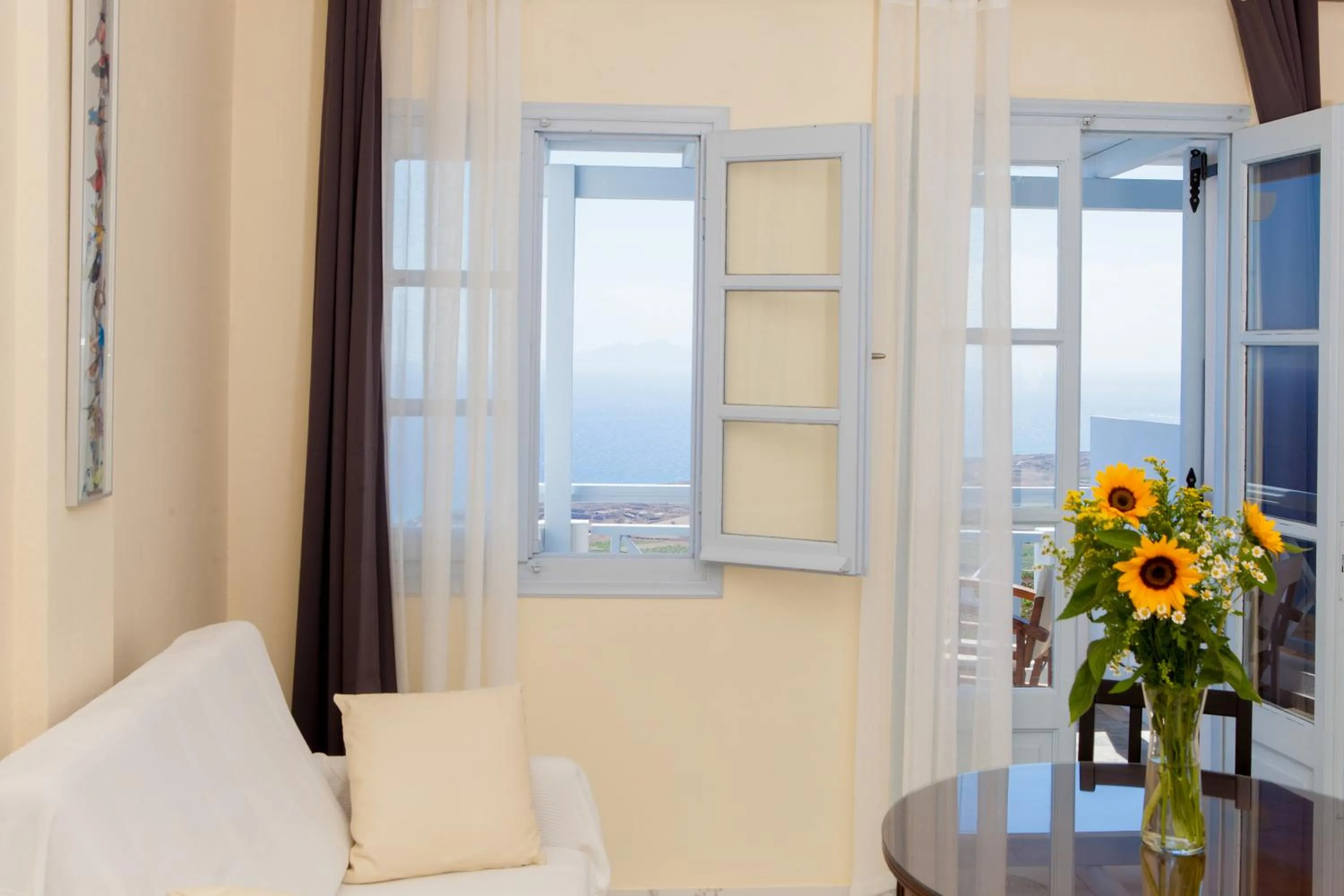 Dining area, Bed in Luna Rossa Santorini