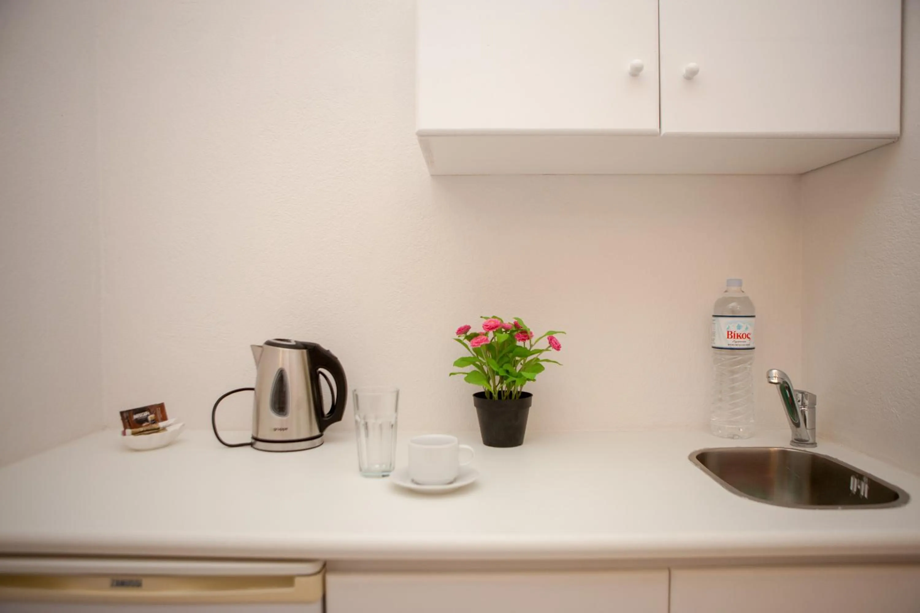 Coffee/tea facilities in Luna Rossa Santorini