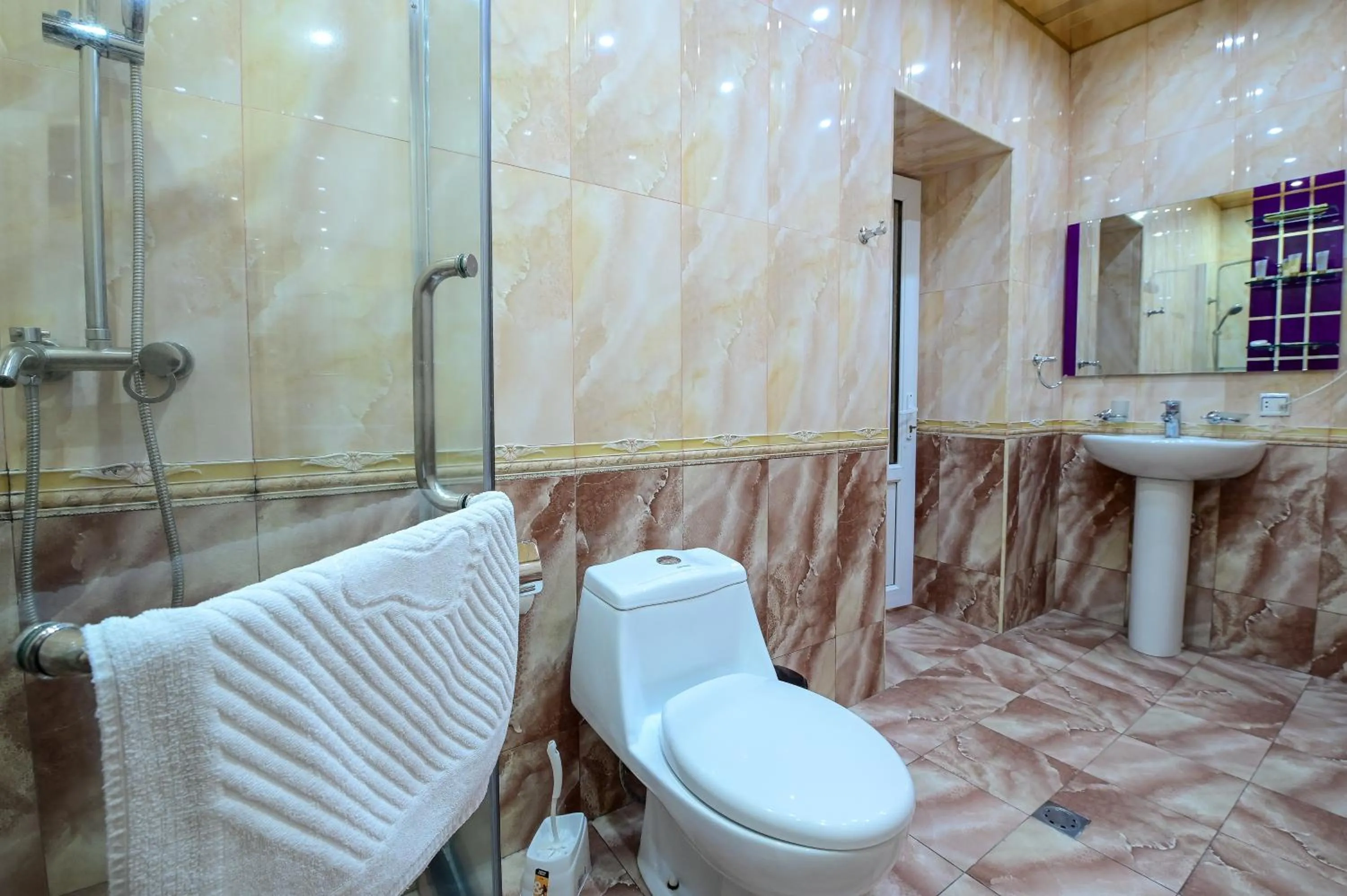 Shower in Mia Casa Hotel Yerevan
