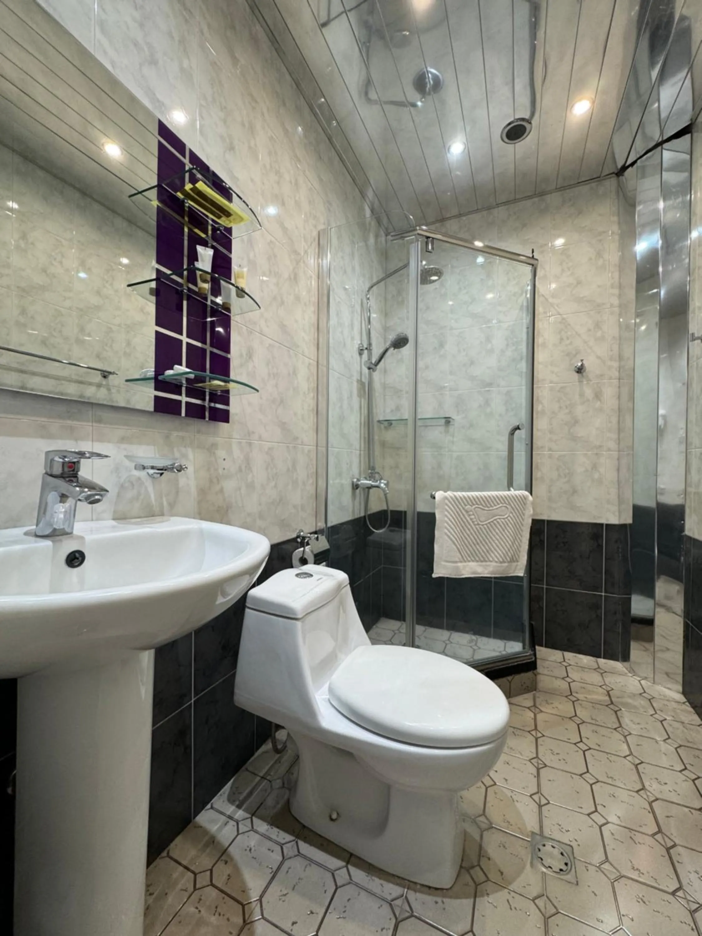 Shower in Mia Casa Hotel Yerevan