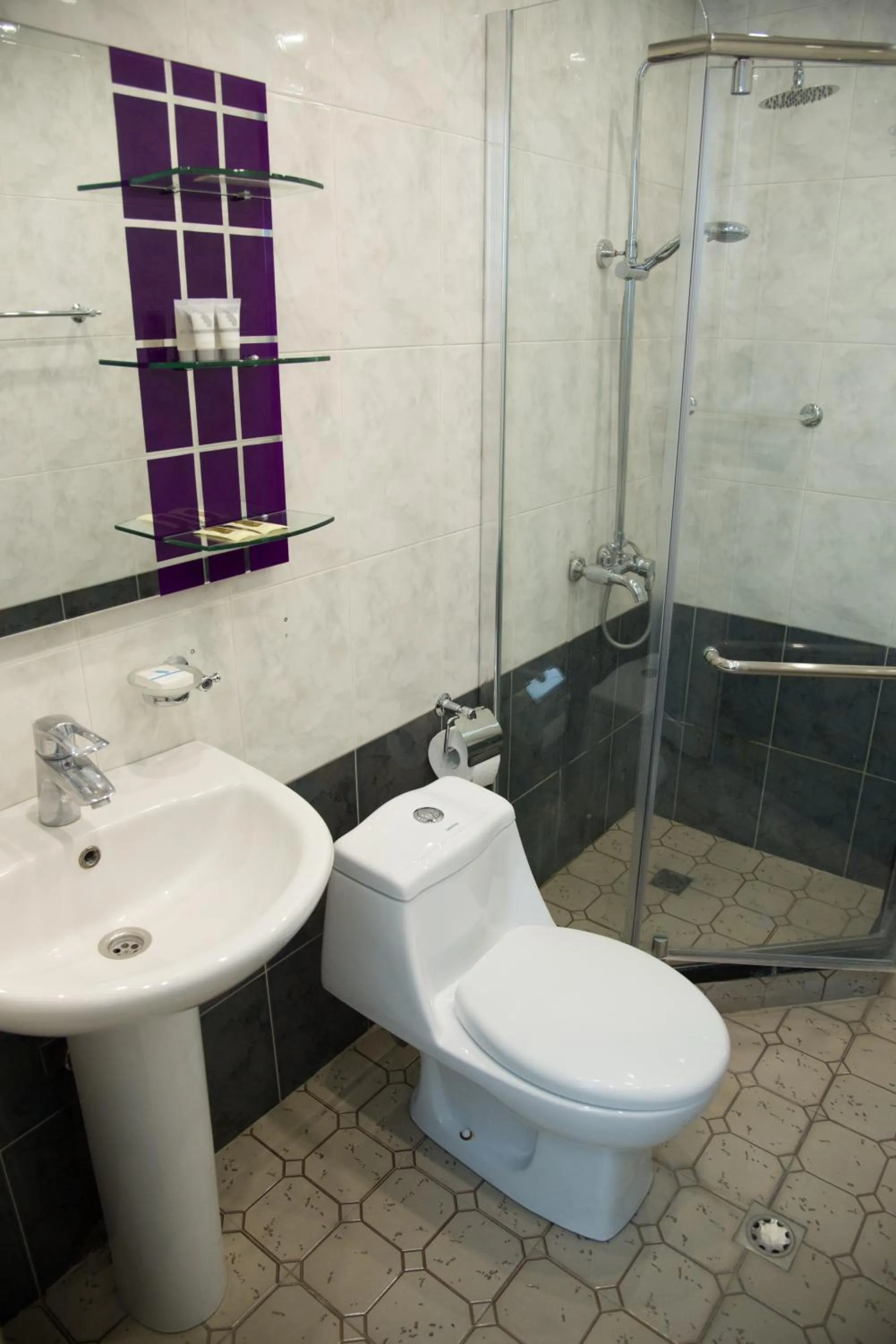 Shower in Mia Casa Hotel Yerevan