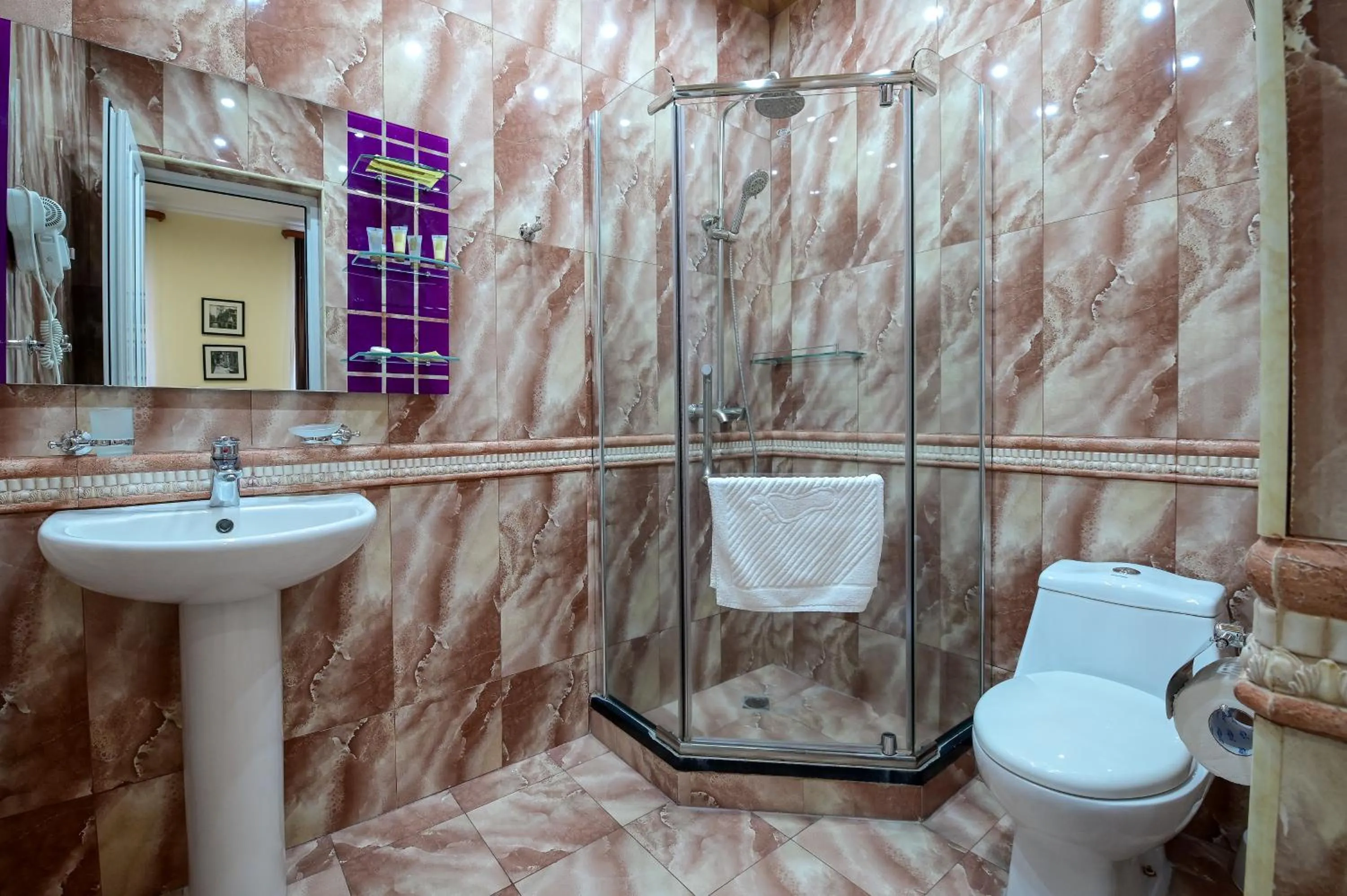 Shower in Mia Casa Hotel Yerevan