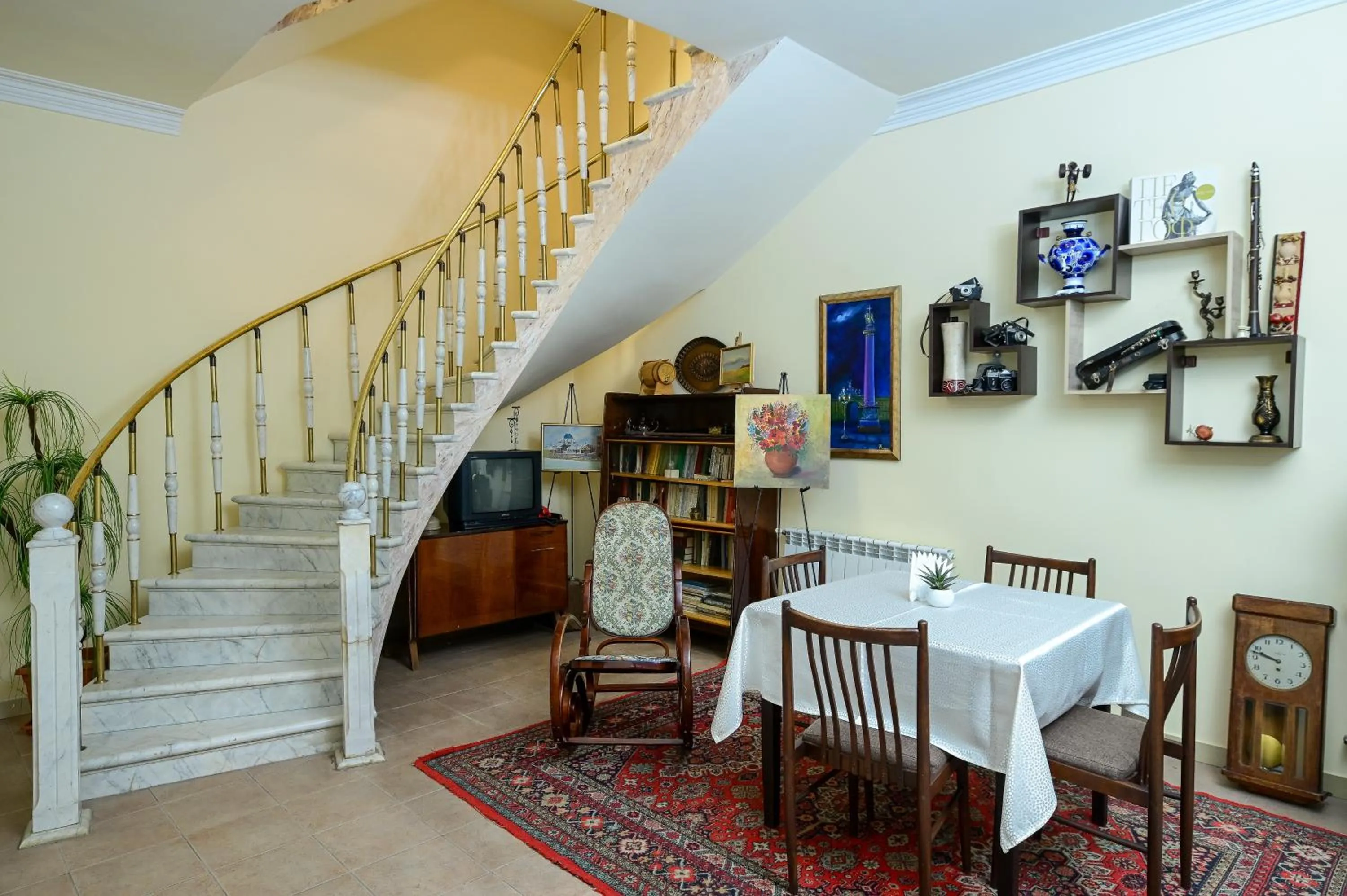 Library in Mia Casa Hotel Yerevan