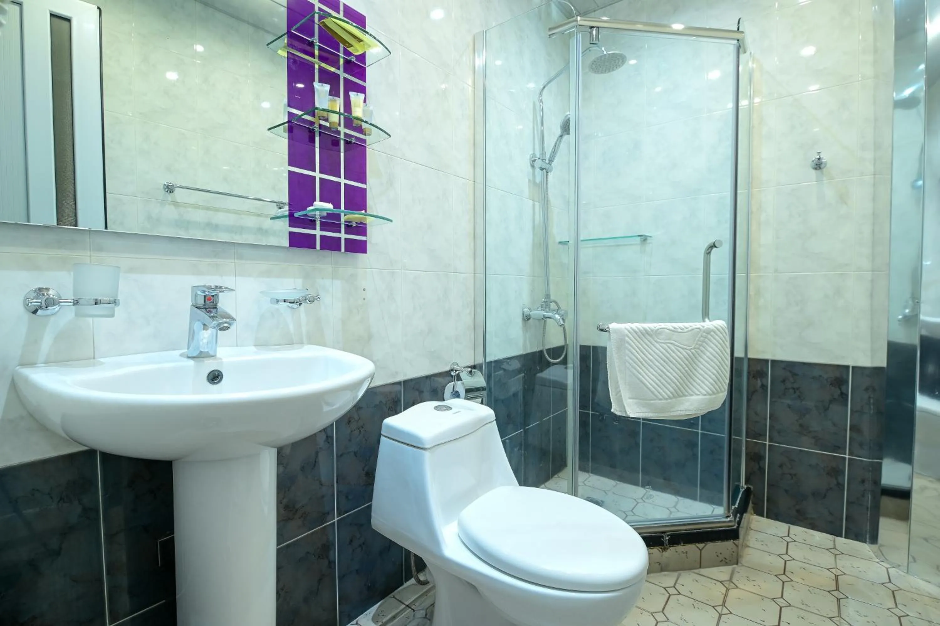 Shower in Mia Casa Hotel Yerevan