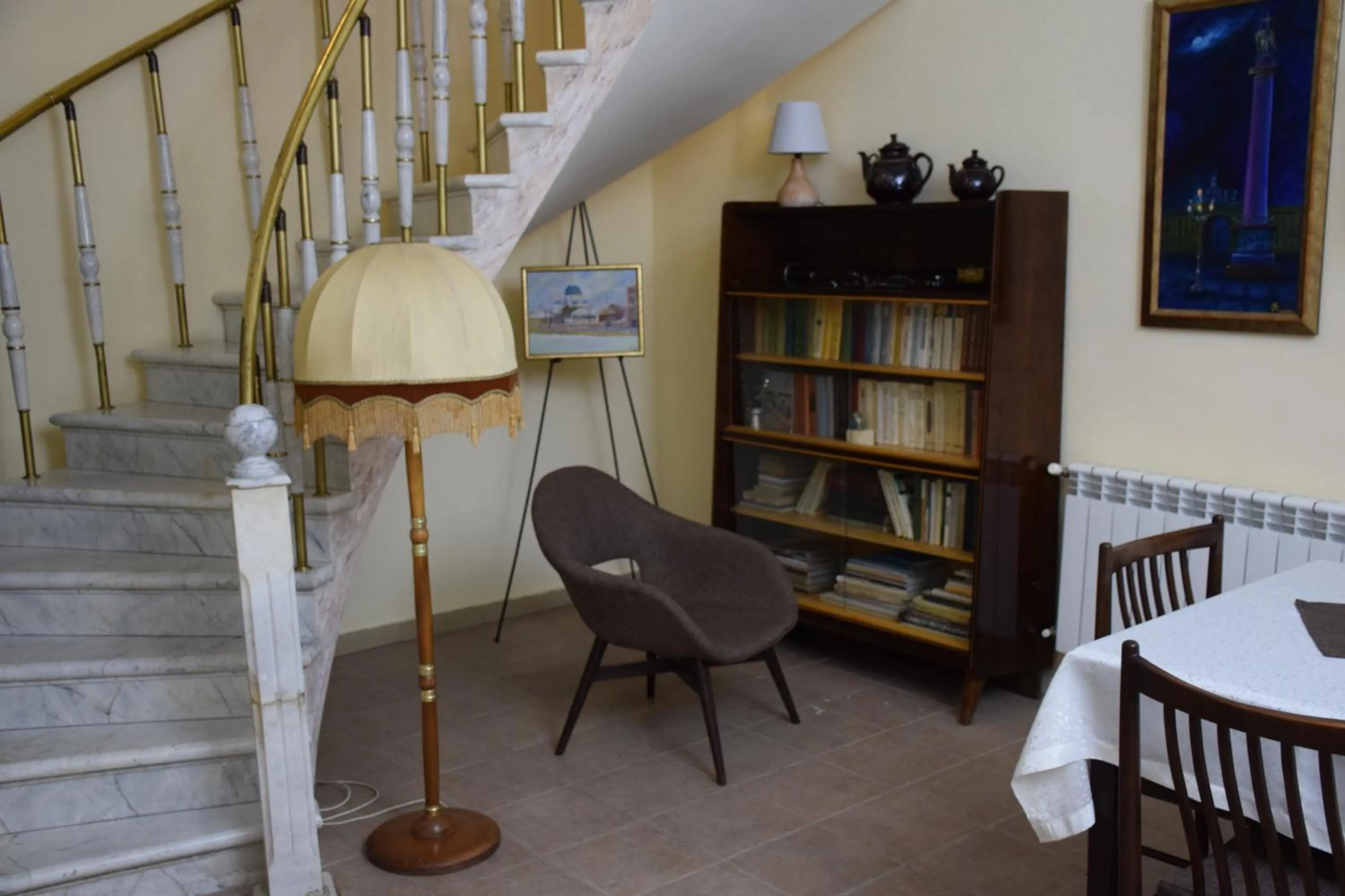 Library in Mia Casa Hotel Yerevan