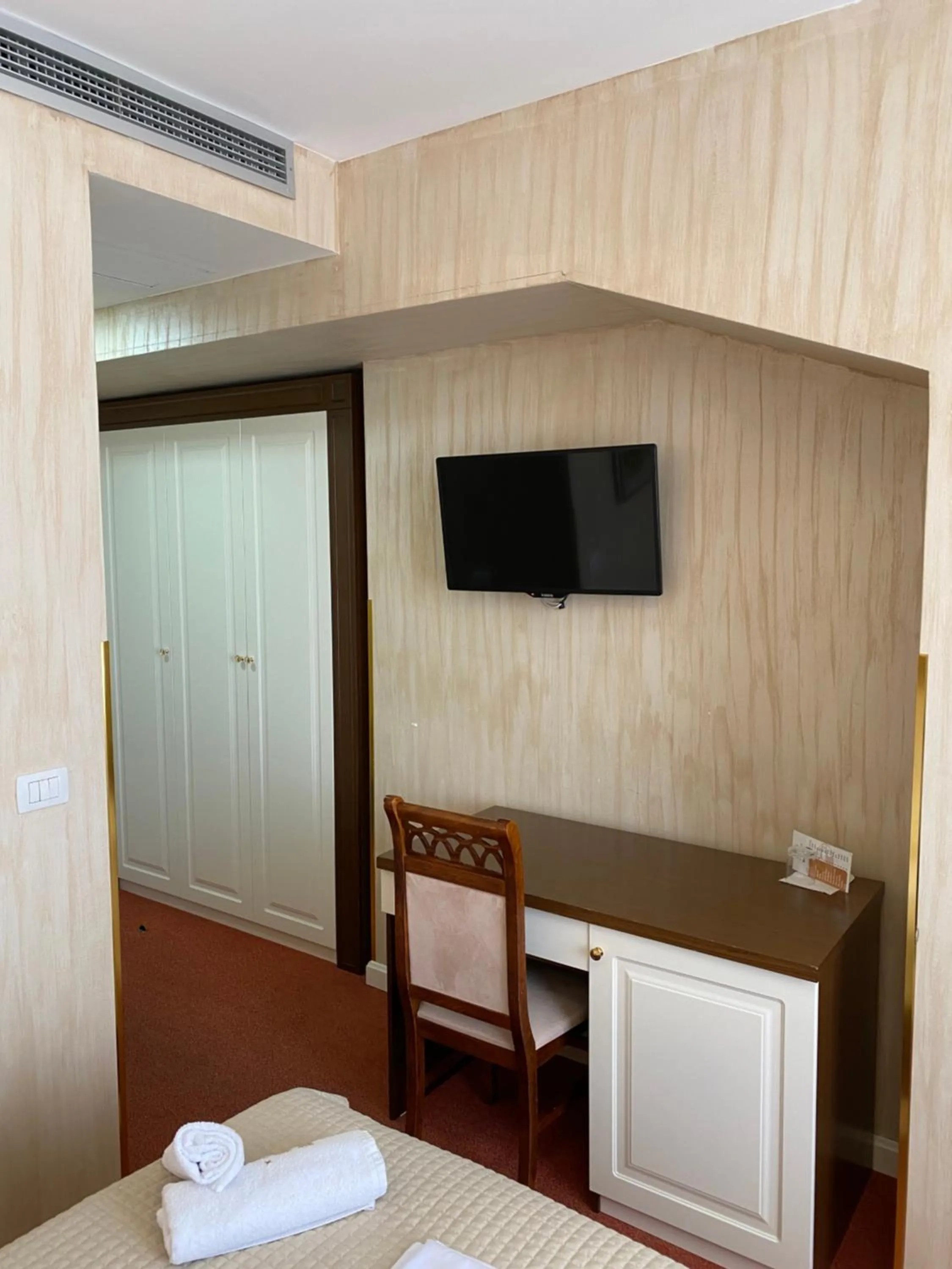 TV and multimedia, Bed in Rozafa Hotel