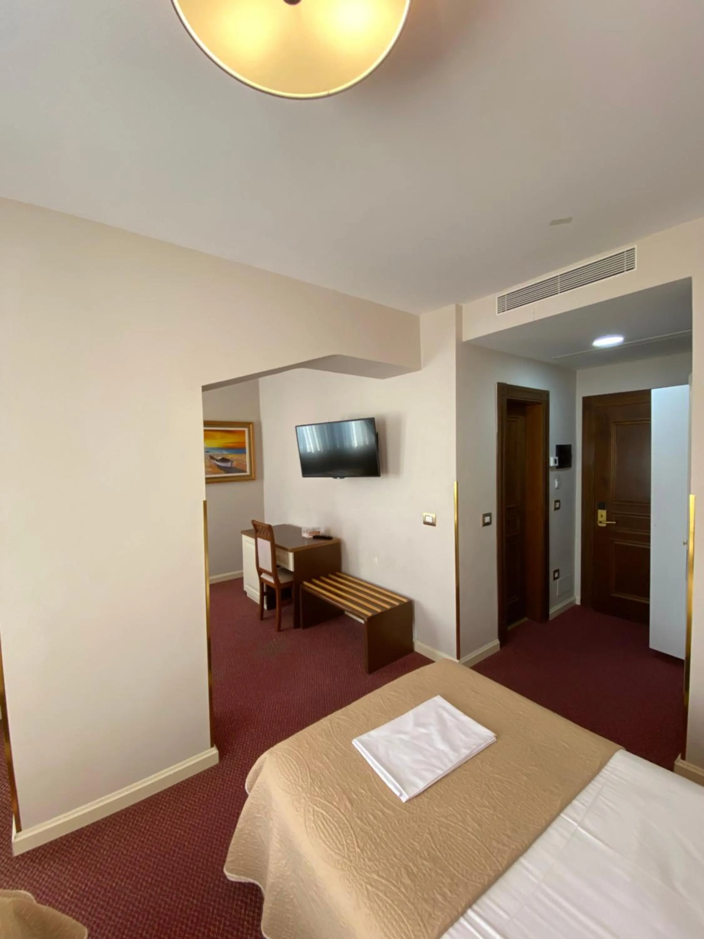 TV and multimedia, Bed in Rozafa Hotel