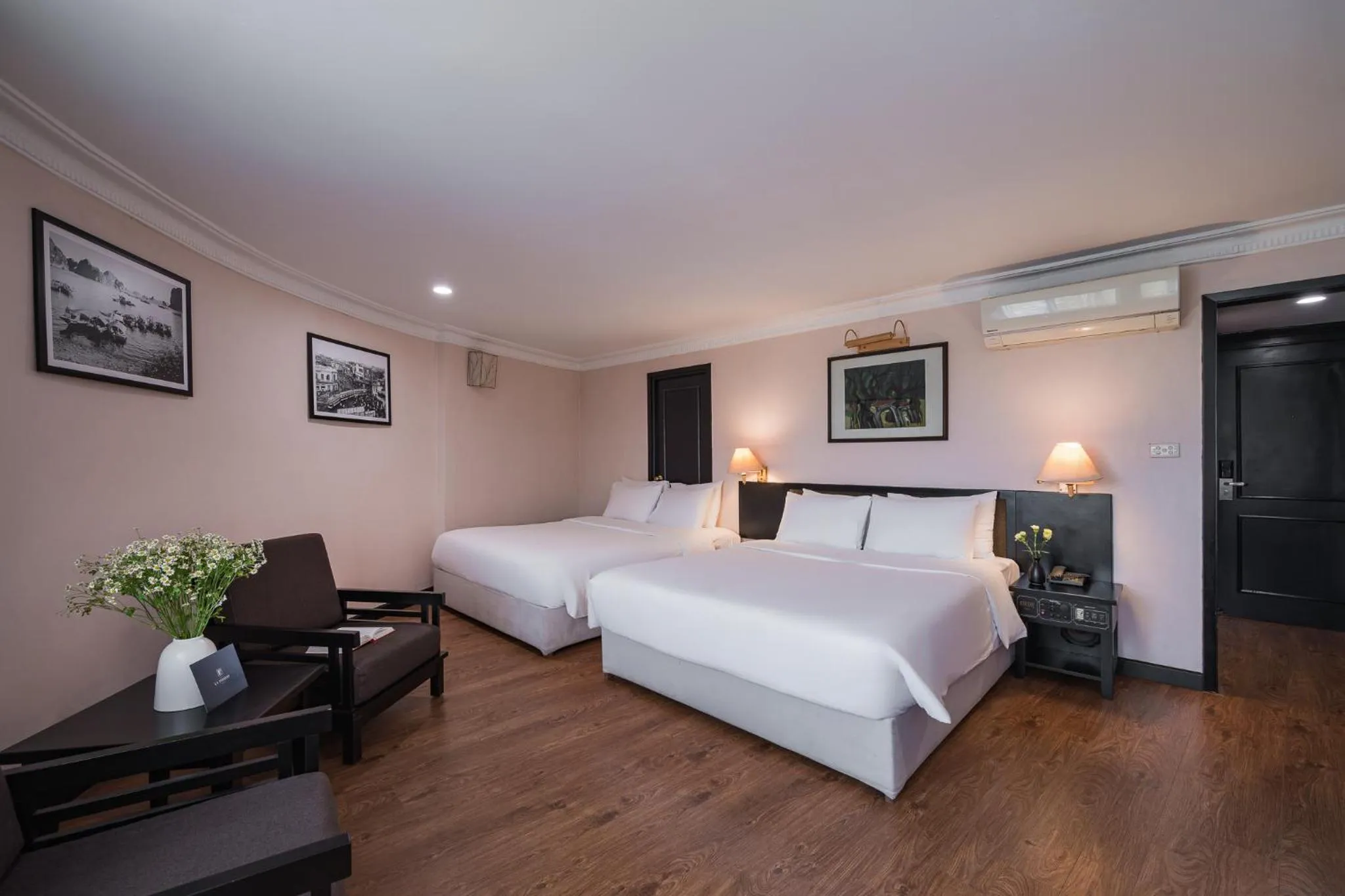 room service, Bed in La Passion Classic Hotel