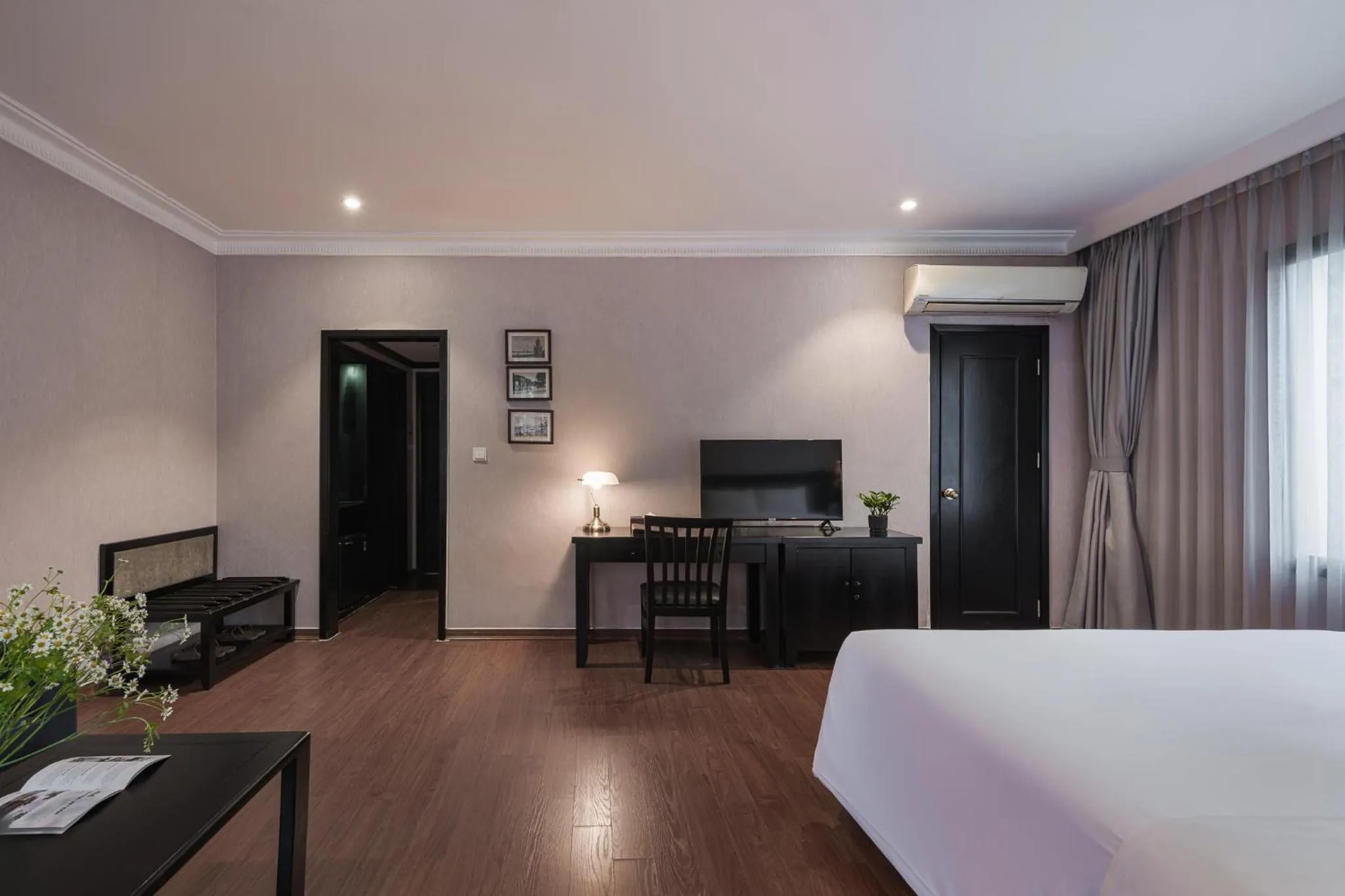 room service, Bed in La Passion Classic Hotel