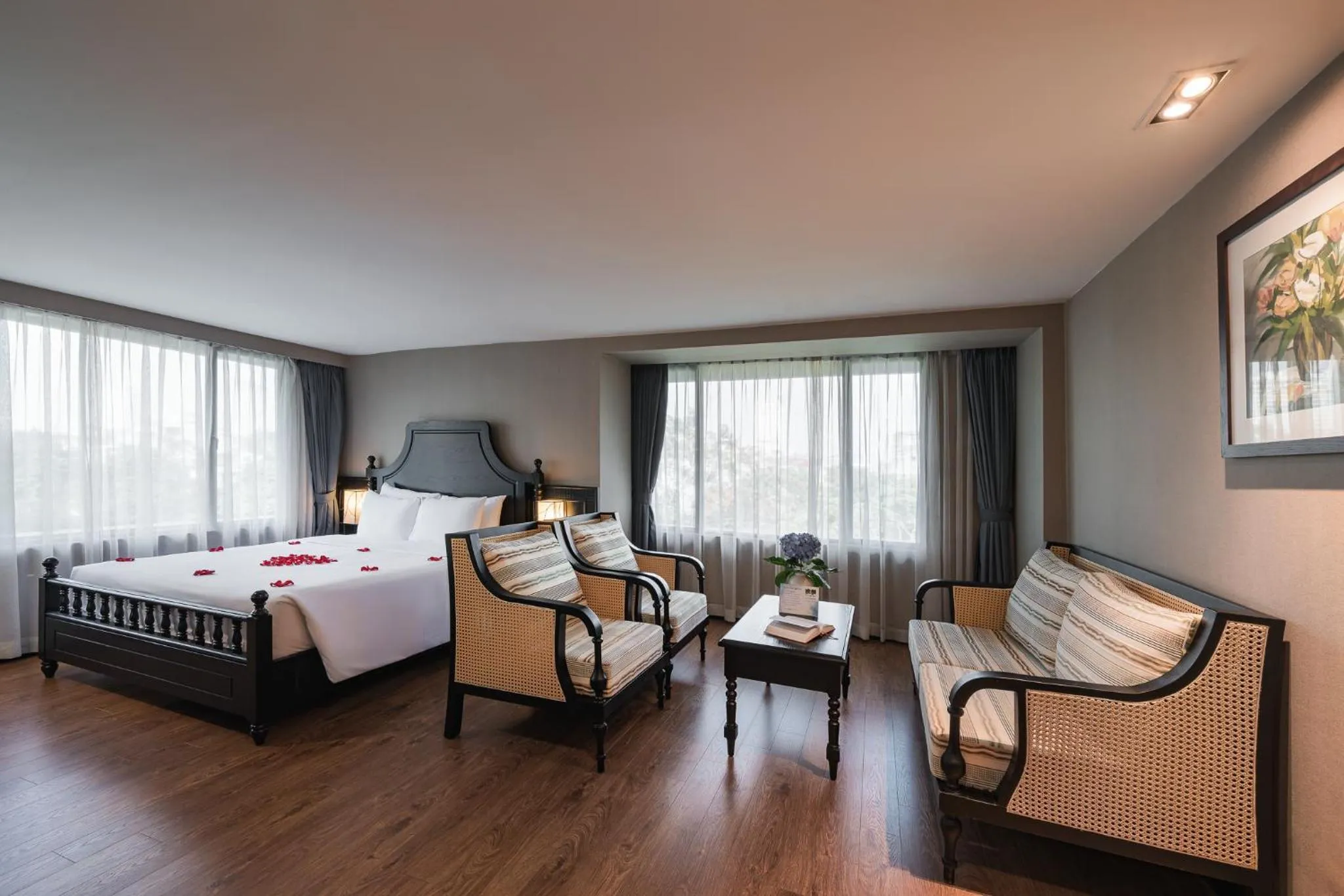 room service, Bed in La Passion Classic Hotel